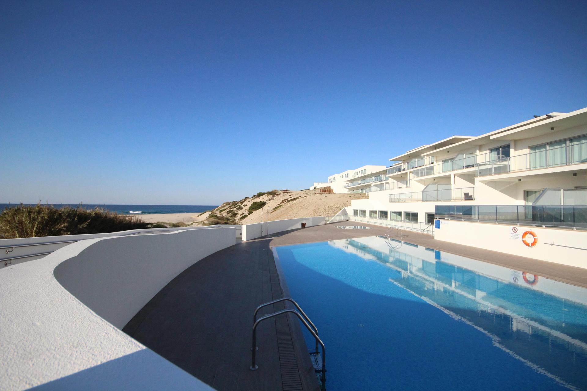 Outdoor swimming pool at the Praia d'El Rey Golf & Beach Resort - THE BEACHFRONT