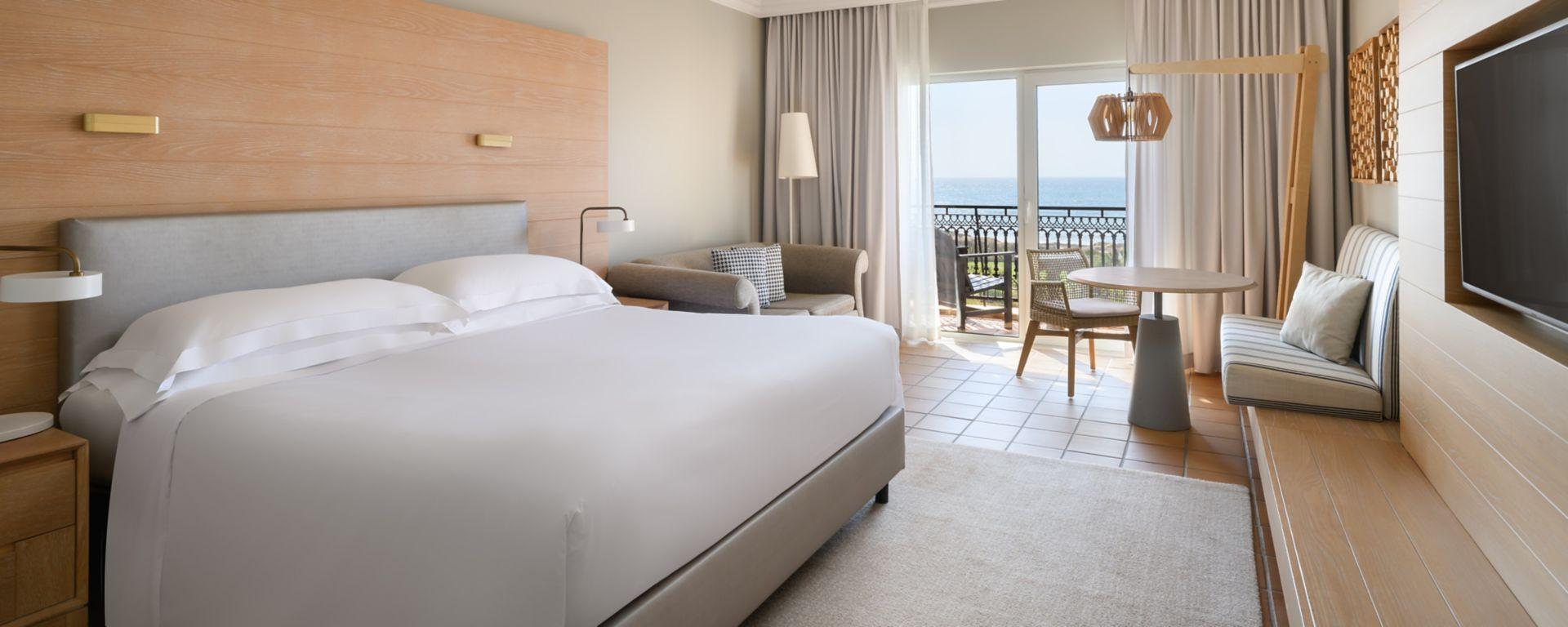 Double bed room with balcony views at the Praia d'El Rey Golf & Beach Resort - THE BEACHFRONT