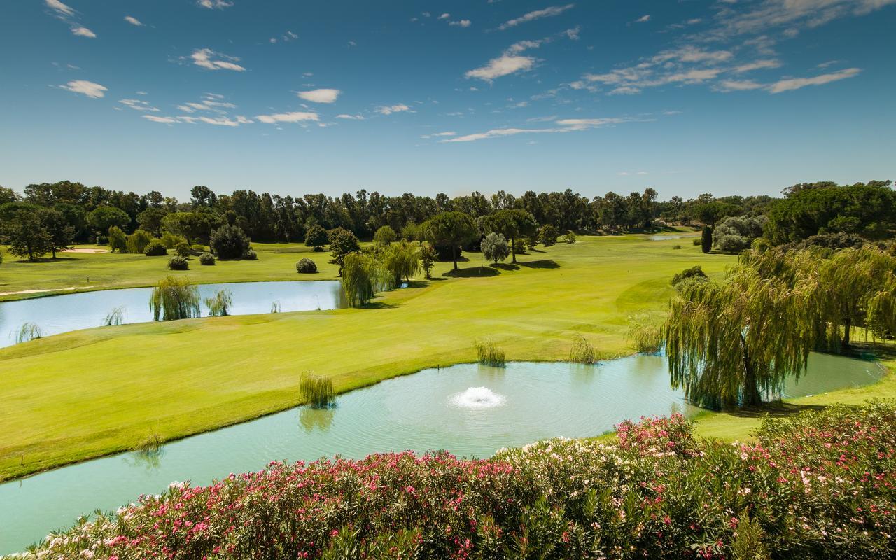 A well maintained bunker sandwiched between two water hazards