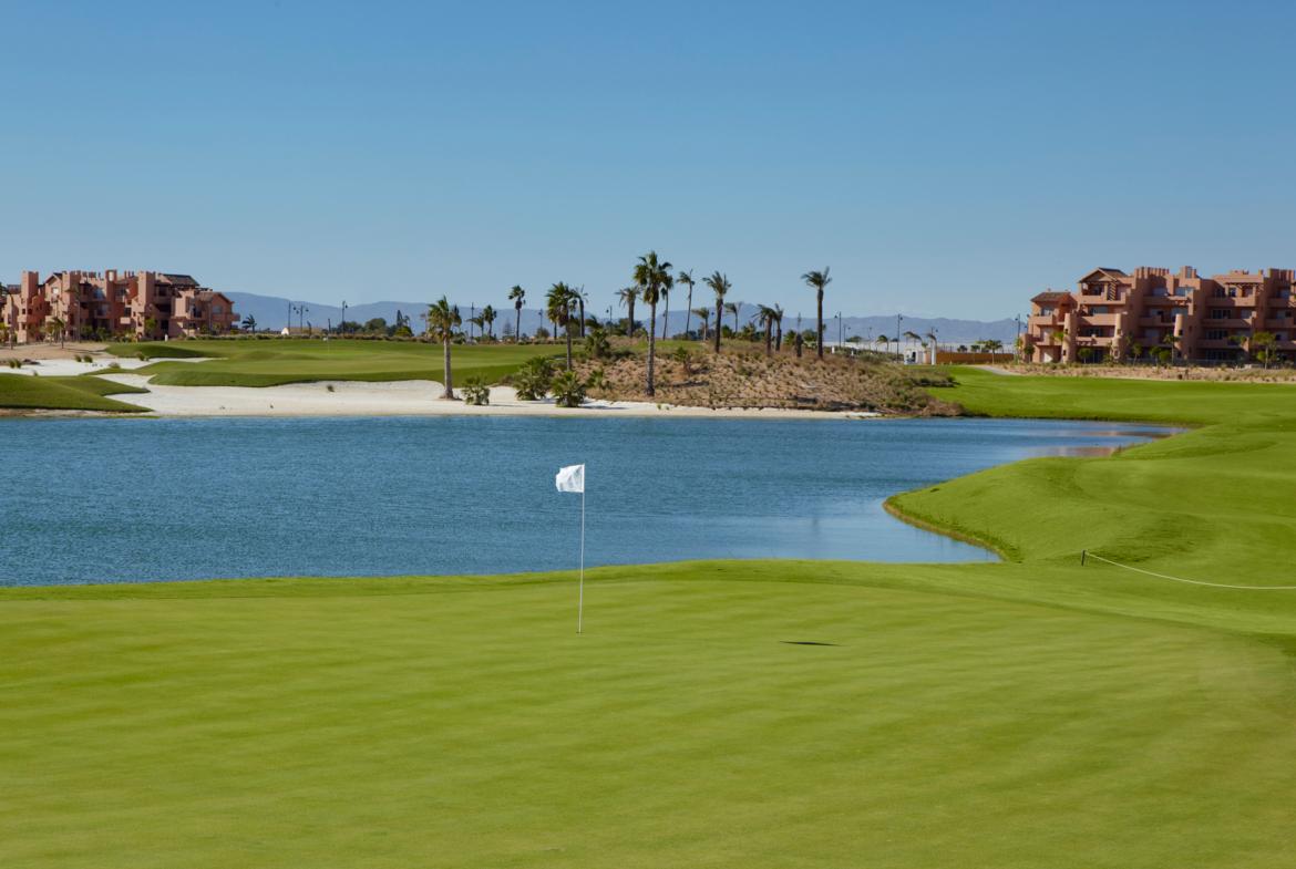 A smooth green next to a water hazard