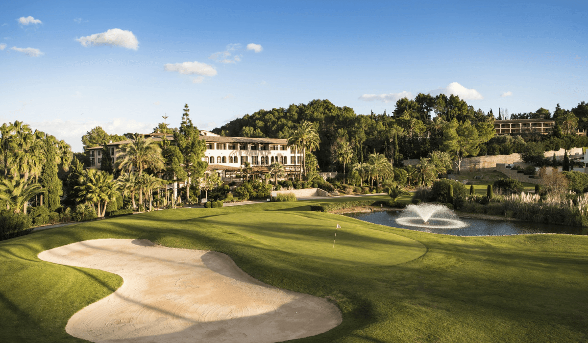 A smooth green sandwiched between a water hazard and sand bunker