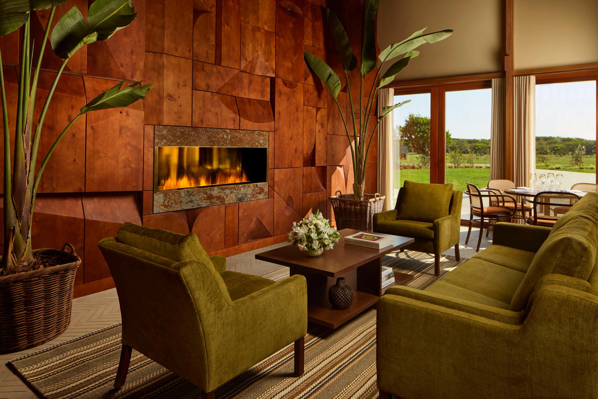 Indoor lounging space at the Tivoli Estela Golf & Lodges Porto