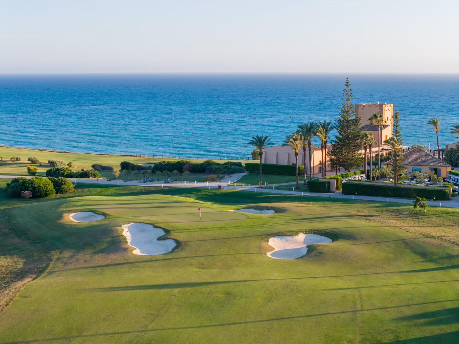 Smooth green surrounded by sand bunkers