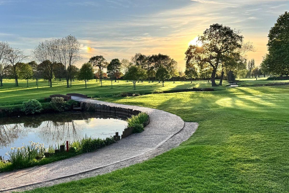 A well maintained fairway next to a water hazard