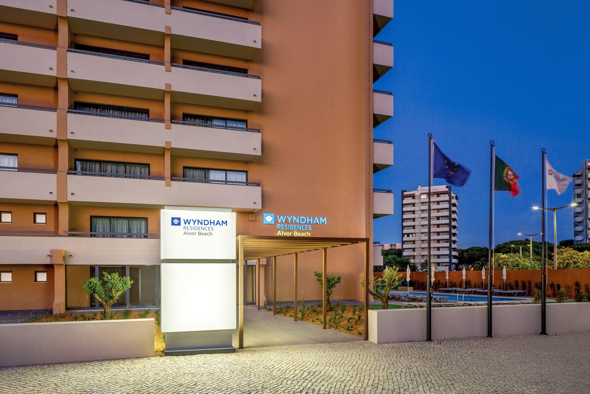 Front entrance to the Wyndham Residences Alvor Beach