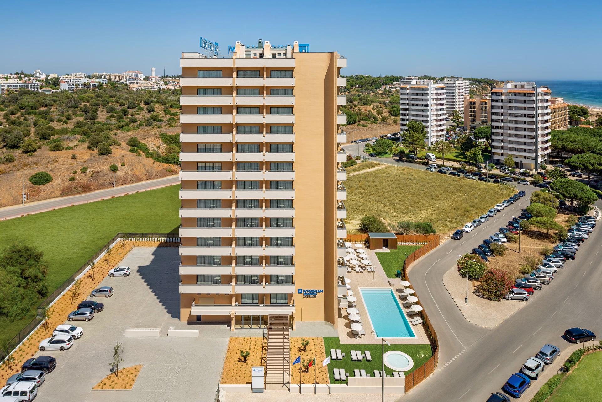 Overhead view of the Wyndham Residences Alvor Beach building