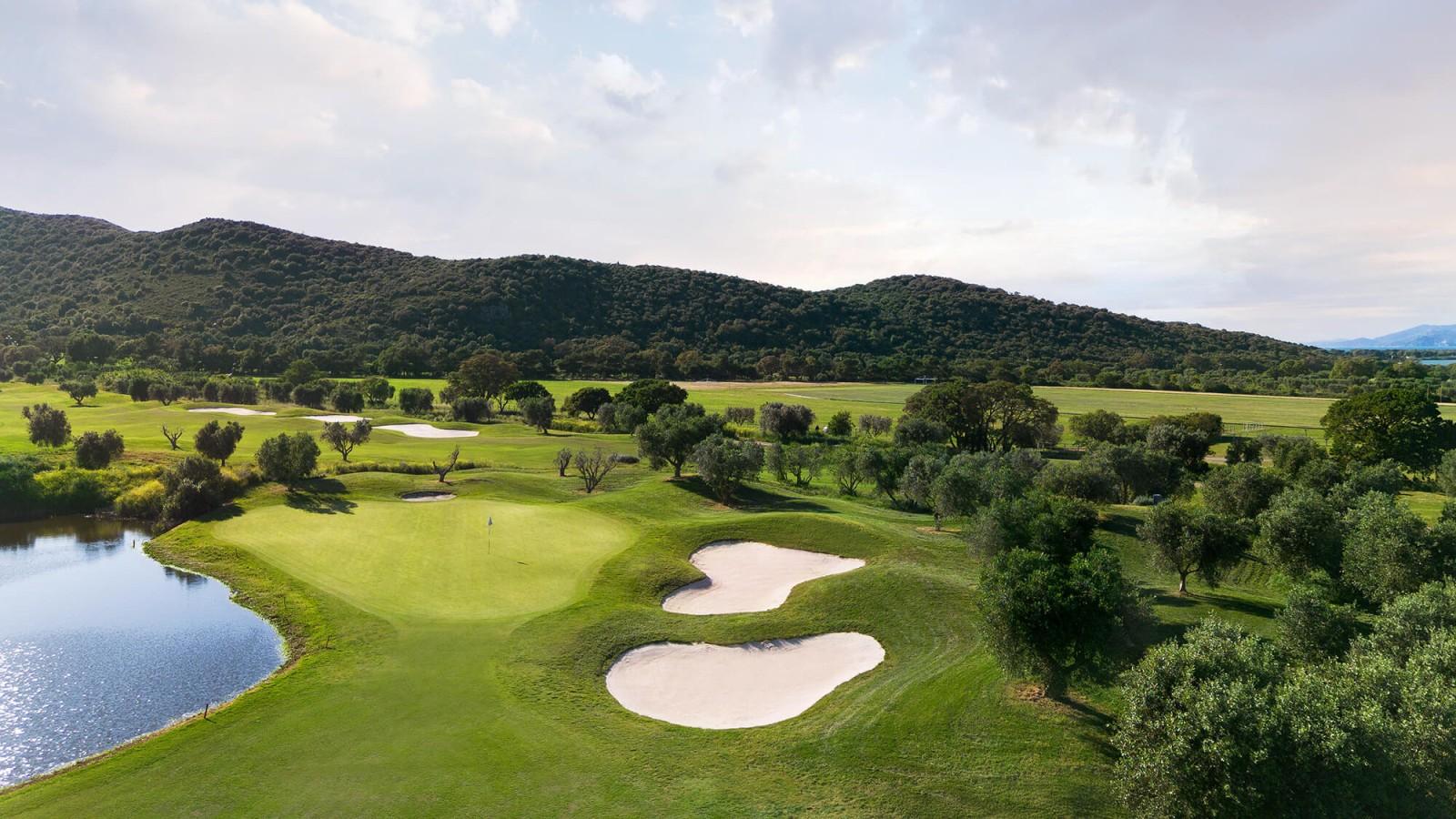 A smooth green sandwiched by a water hazard and sand bunkers