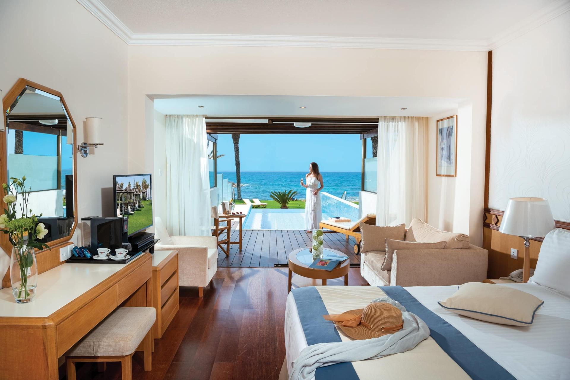 Double bed suite with a personal pool with ocean views