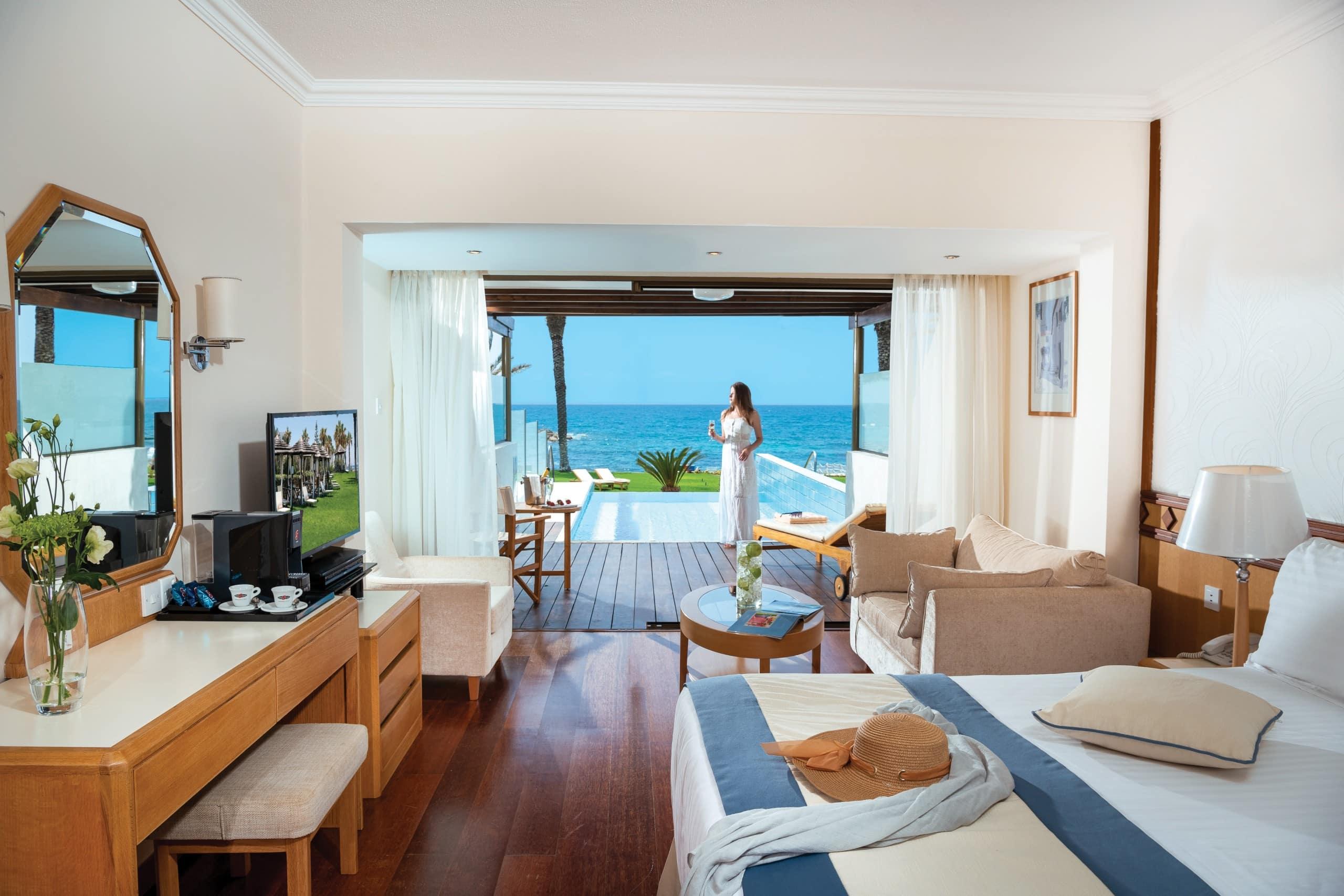 Double bed suite with a personal pool with ocean views