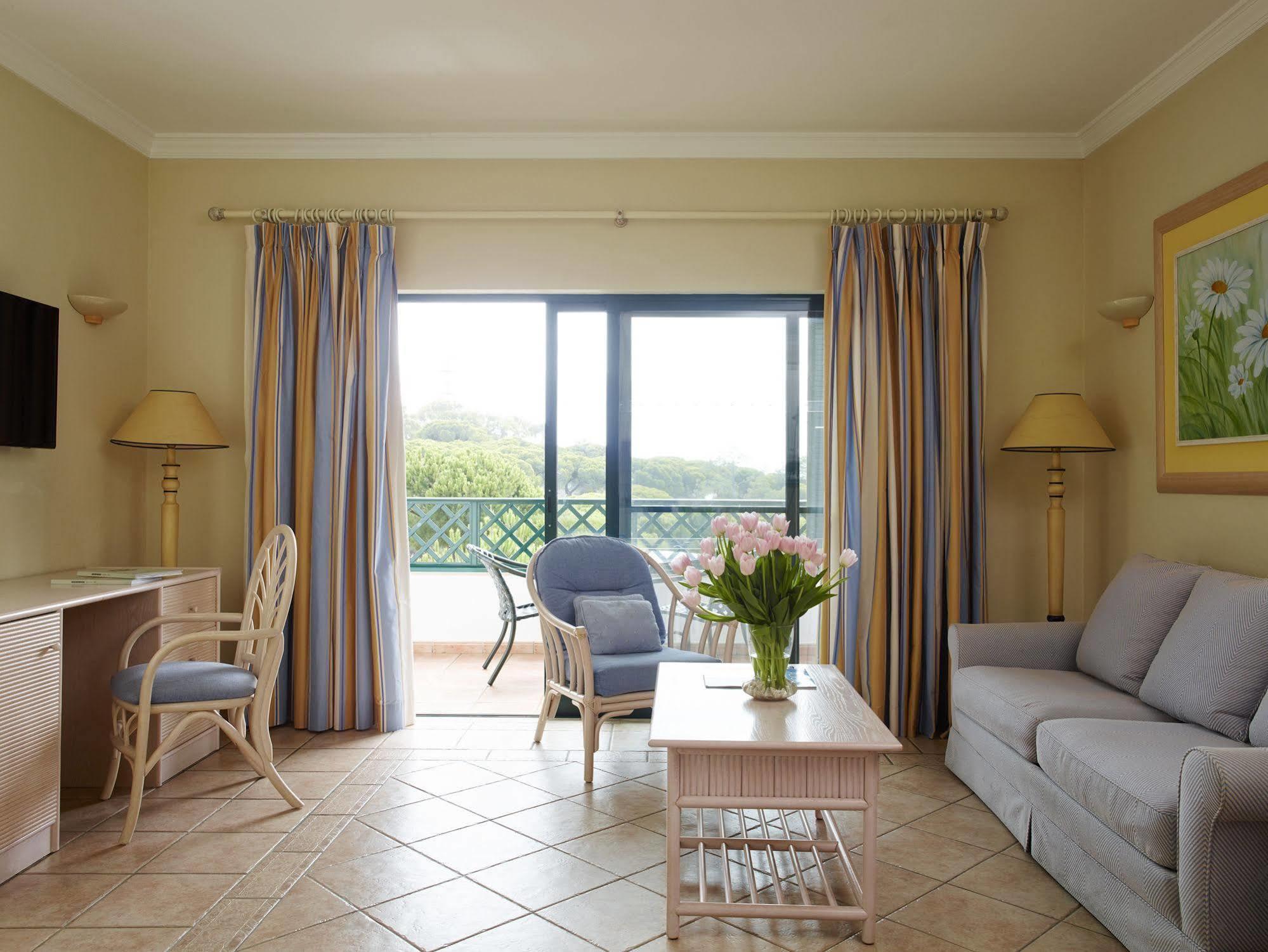 Living room with balcony views as part of an aparthotel at Formosa Park Apartment Hotel
