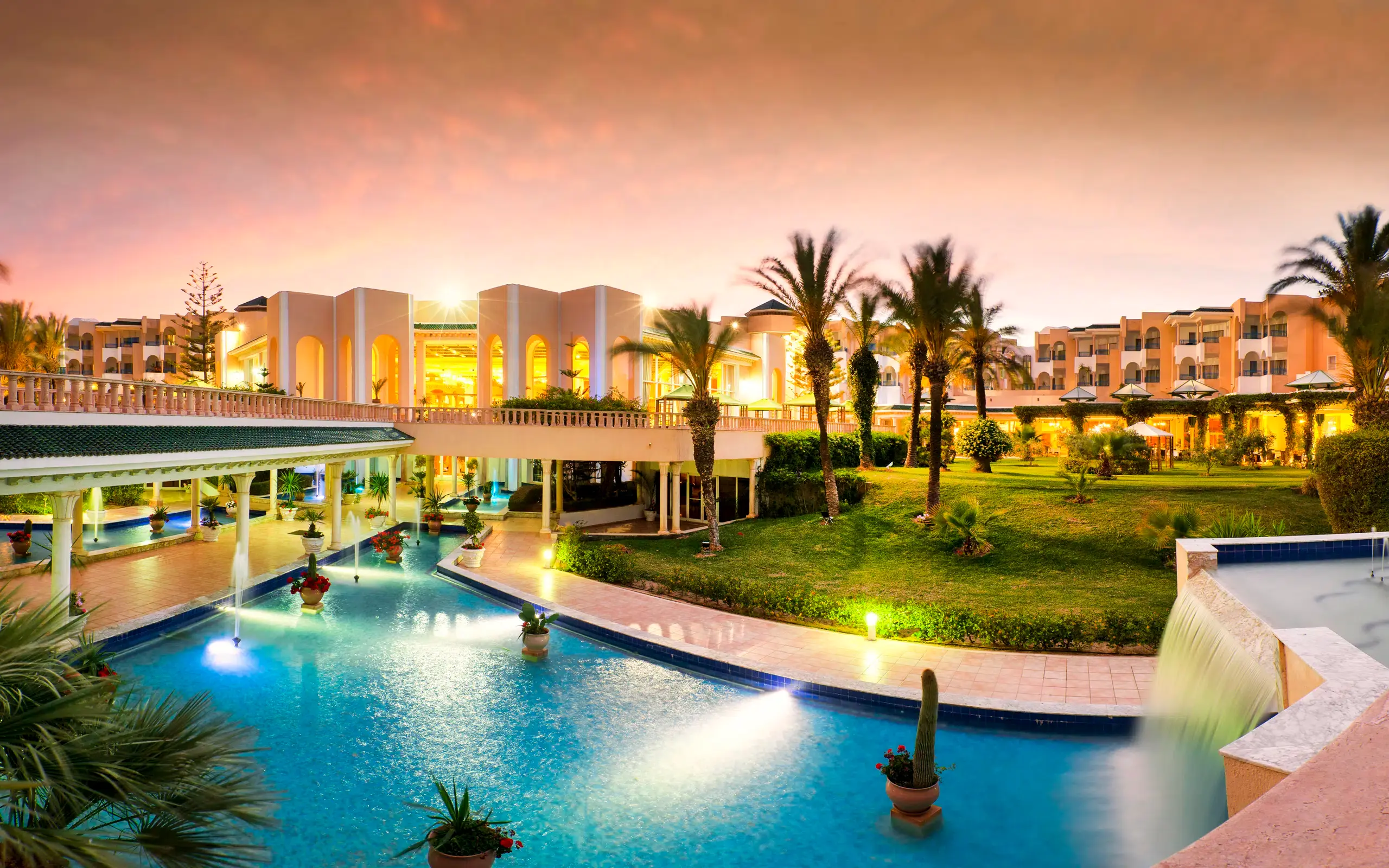 Panoramic view of the Hasdrubal Thalassa & Spa Yasmine Hammamet building overlooking the outdoor pool