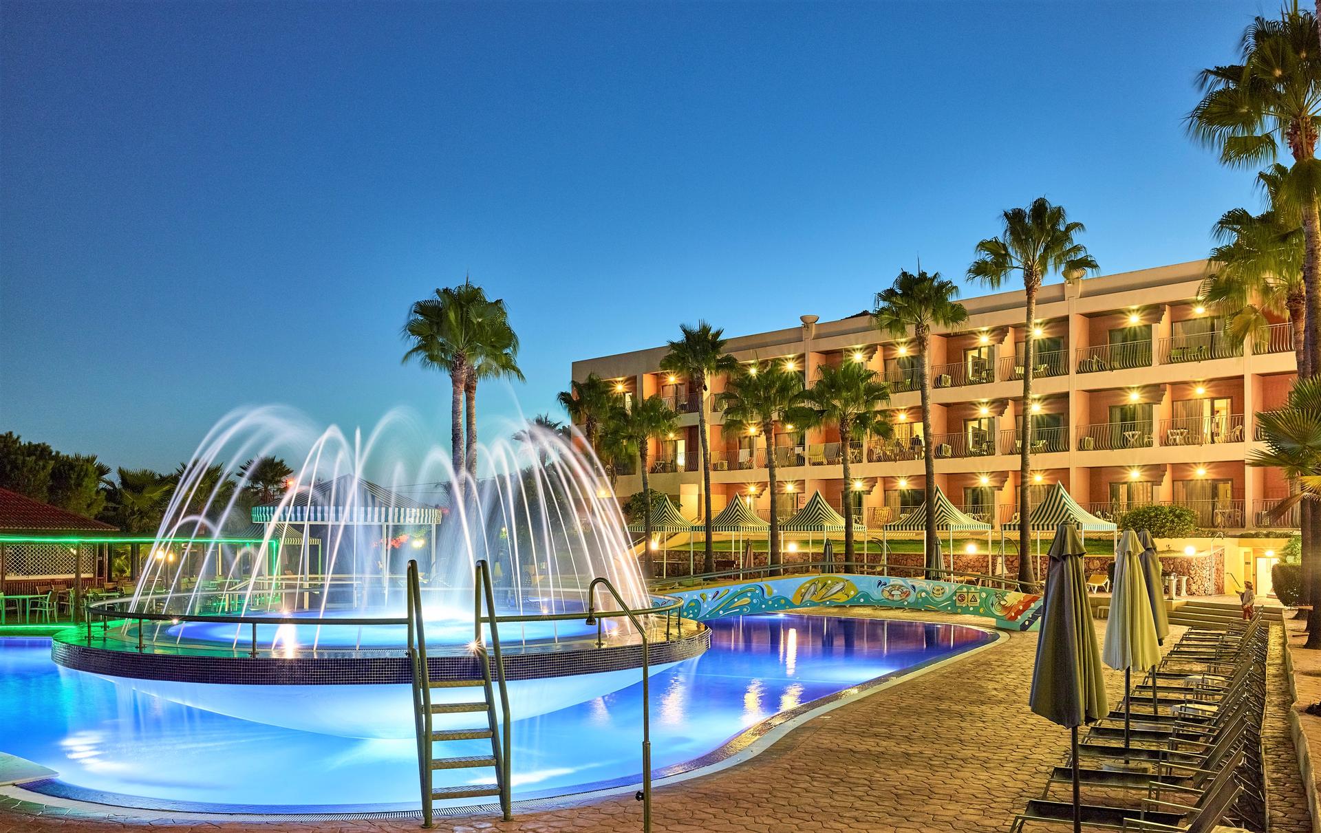 Outdoor swimming pool at Hotel Baia with a grand water fountain design