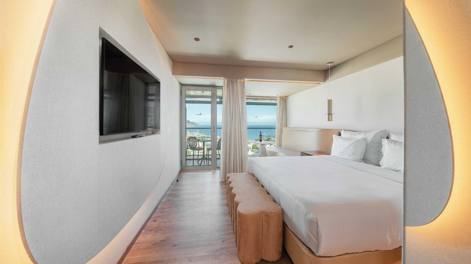Double bed suite with balcony views of the beach at Hotel Baia