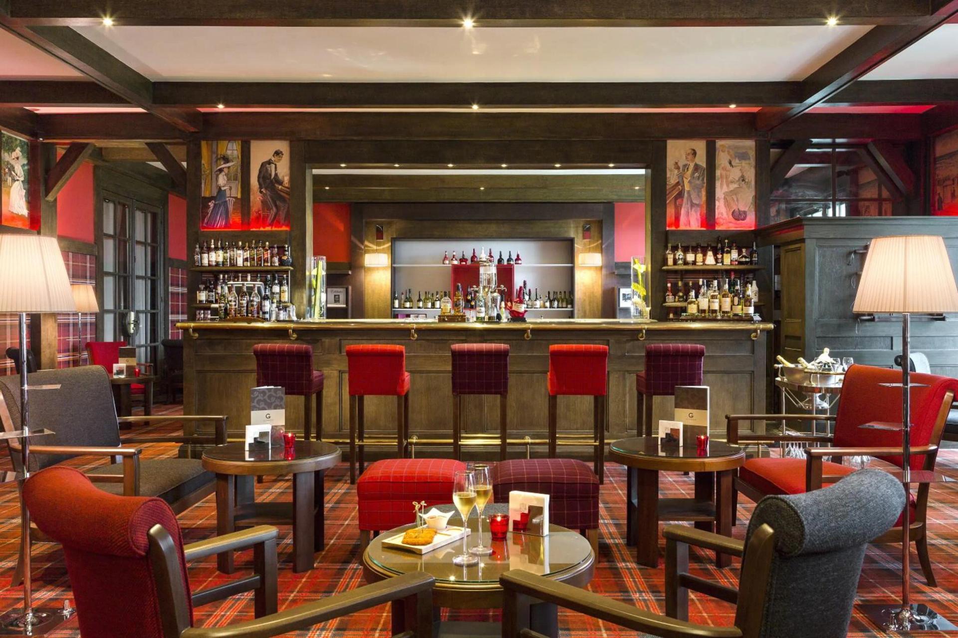 Bar at Hotel Barriere L'Hotel du Golf