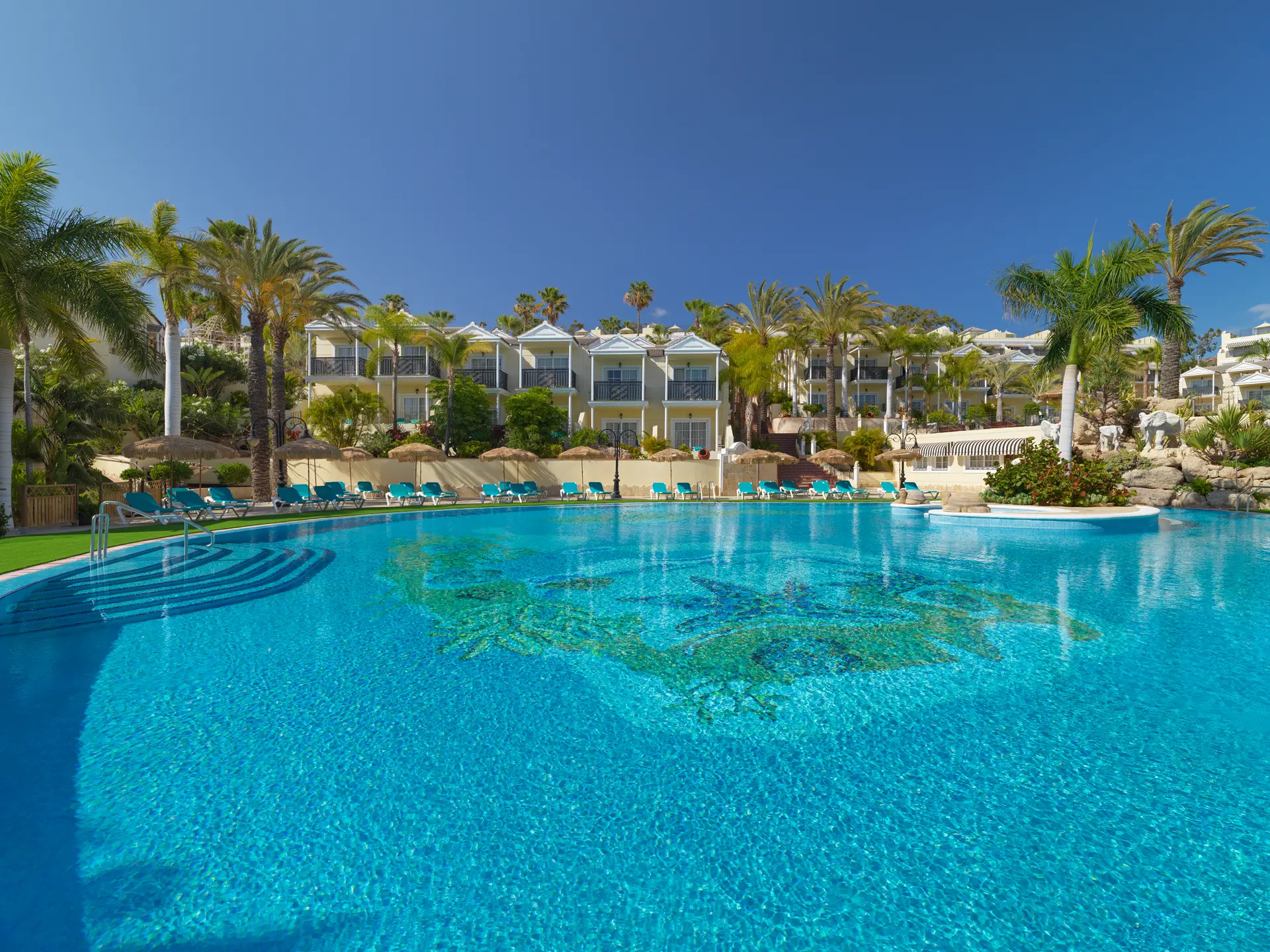 Panoramic view of the outdoor swimming pool at Hotel Gran Oasis Resort