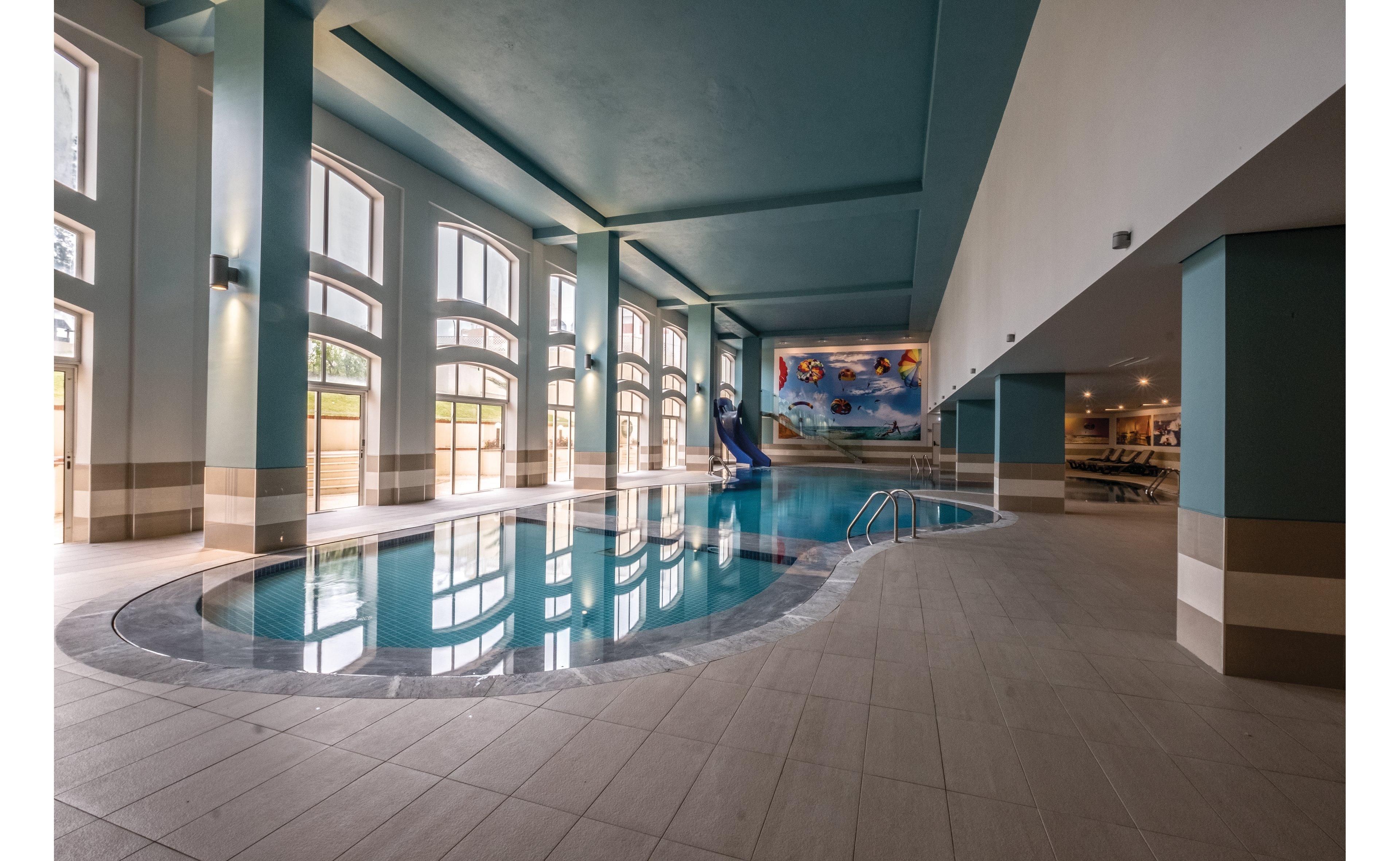 Indoor swimming pool at Hotel Vila Gale Cerro Alagoa