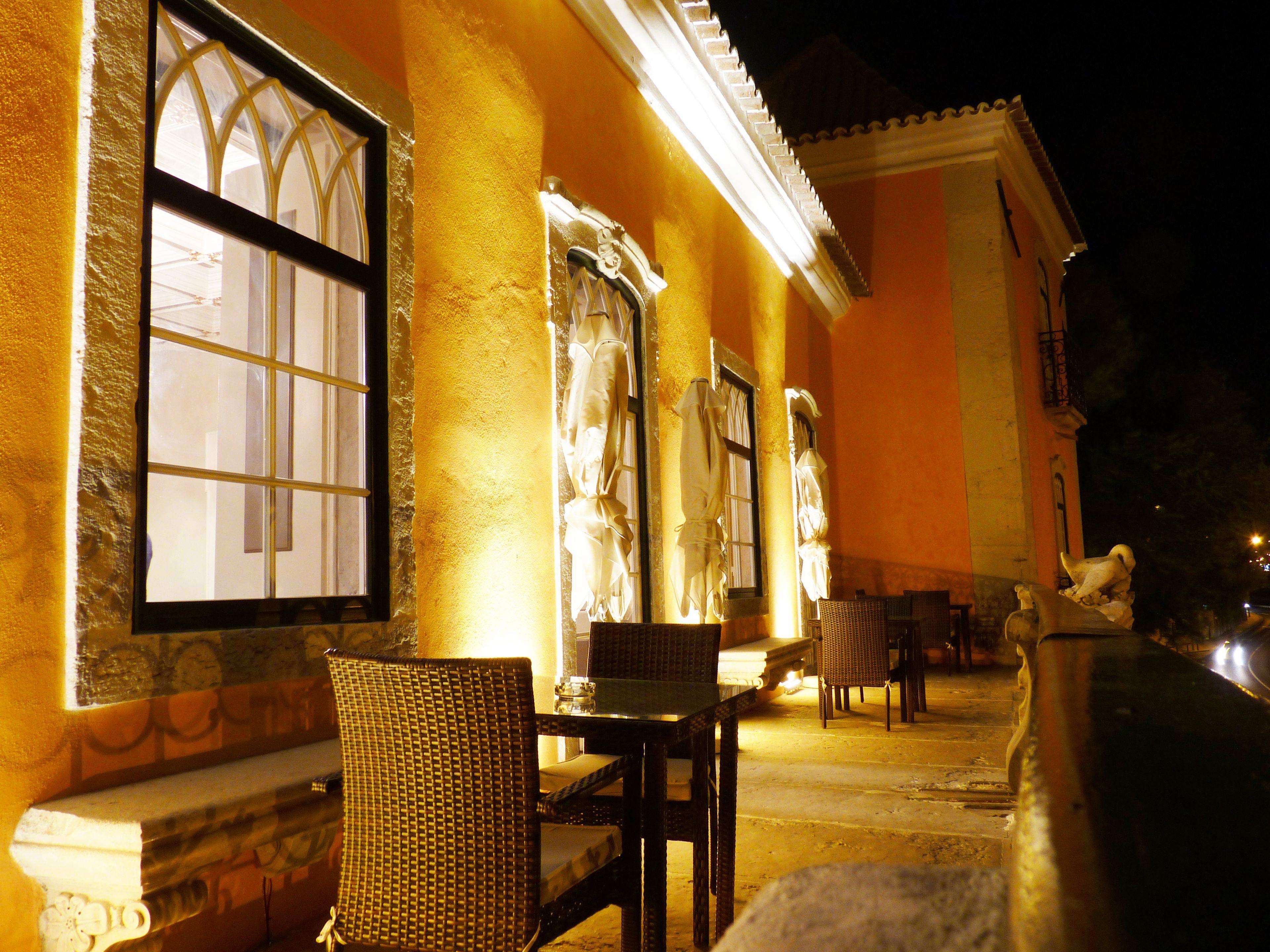 Balcony dining at Hotel Vila Gale Collection Palacio