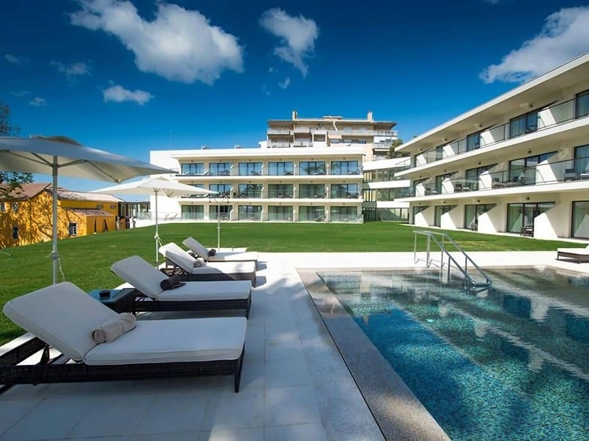 Outdoor pool at Hotel Vila Gale Collection Palacio