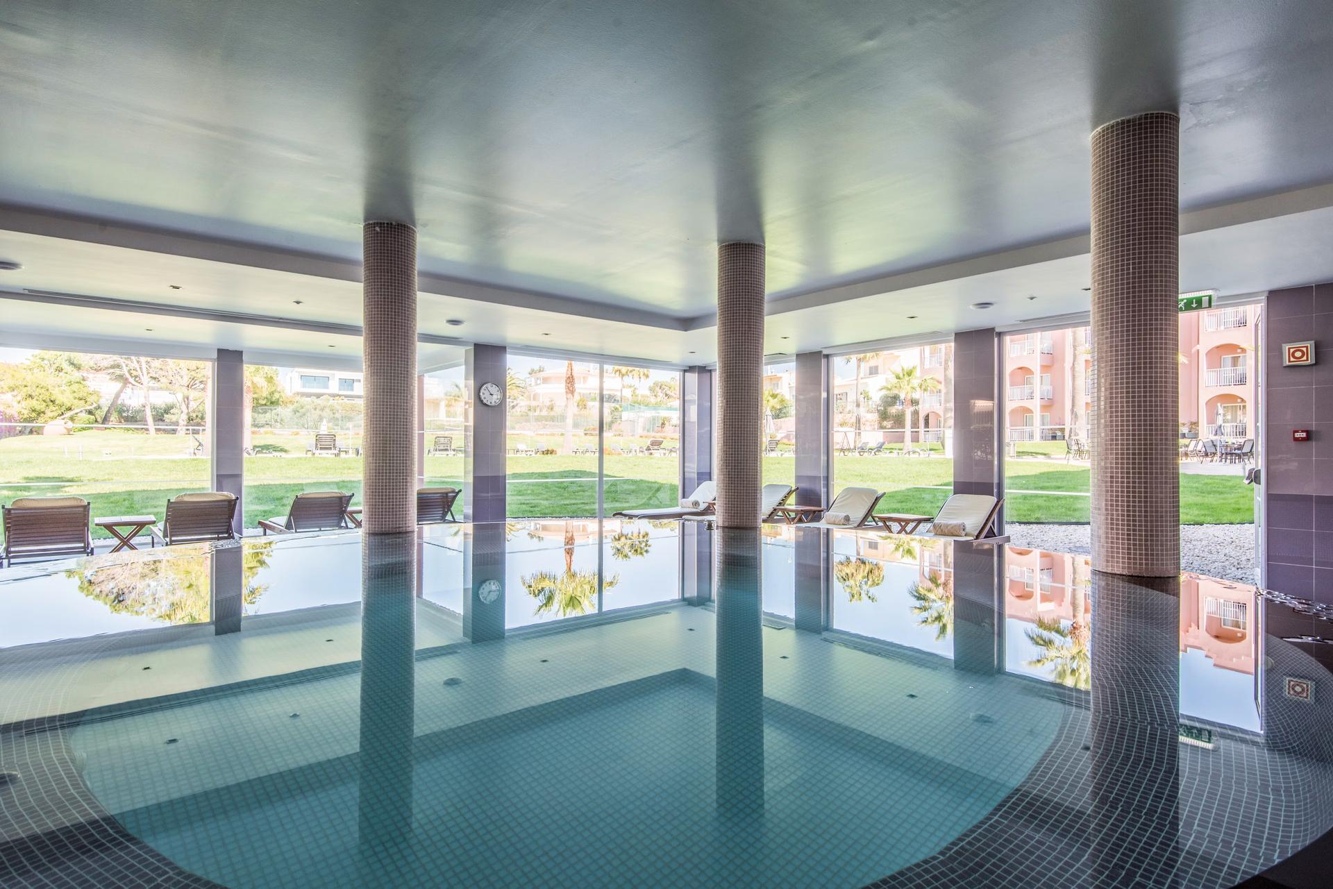 Indoor pol at Hotel Vila Gale Collection Praia