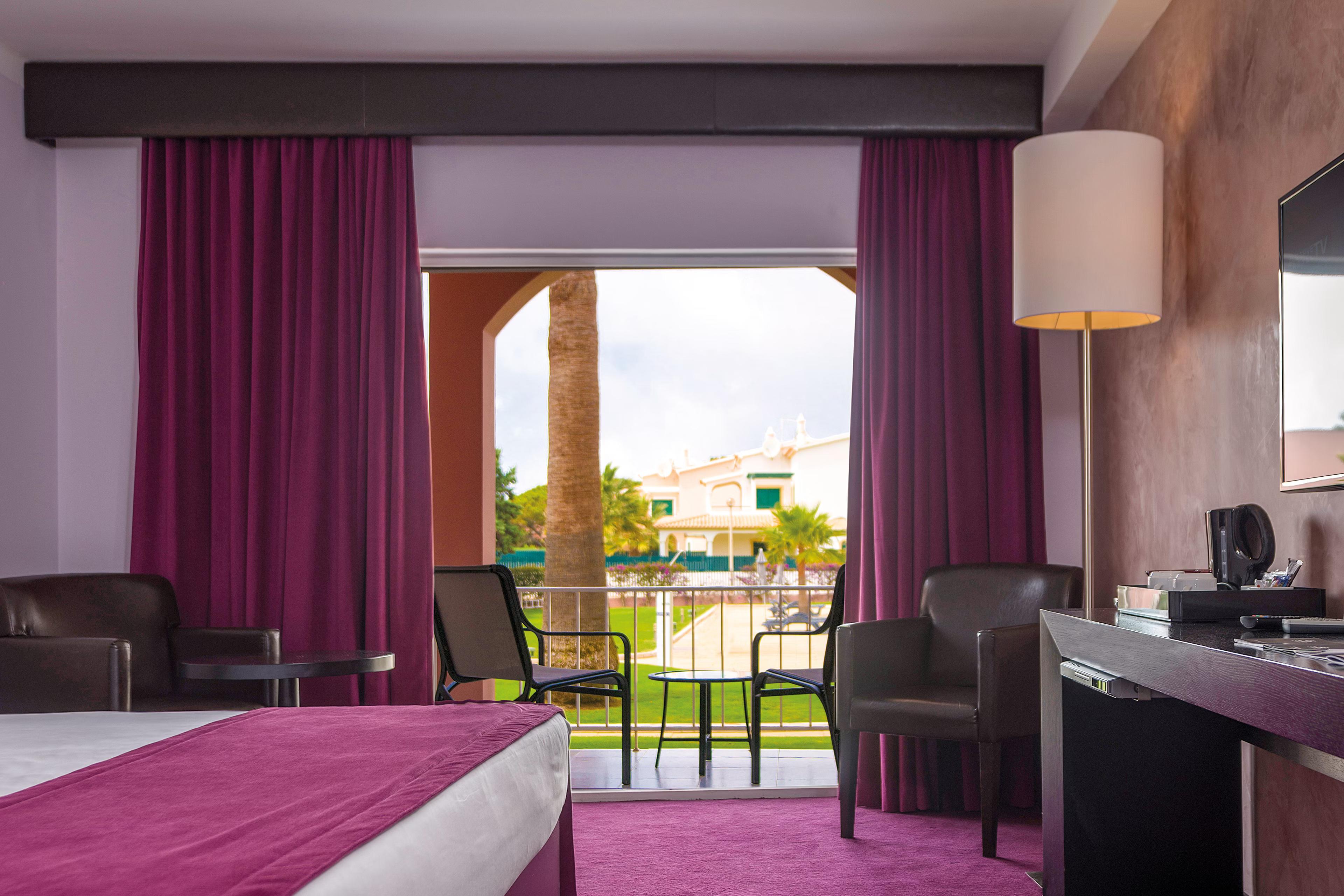 Double bed suite with balcony room at Hotel Vila Gale Collection Praia