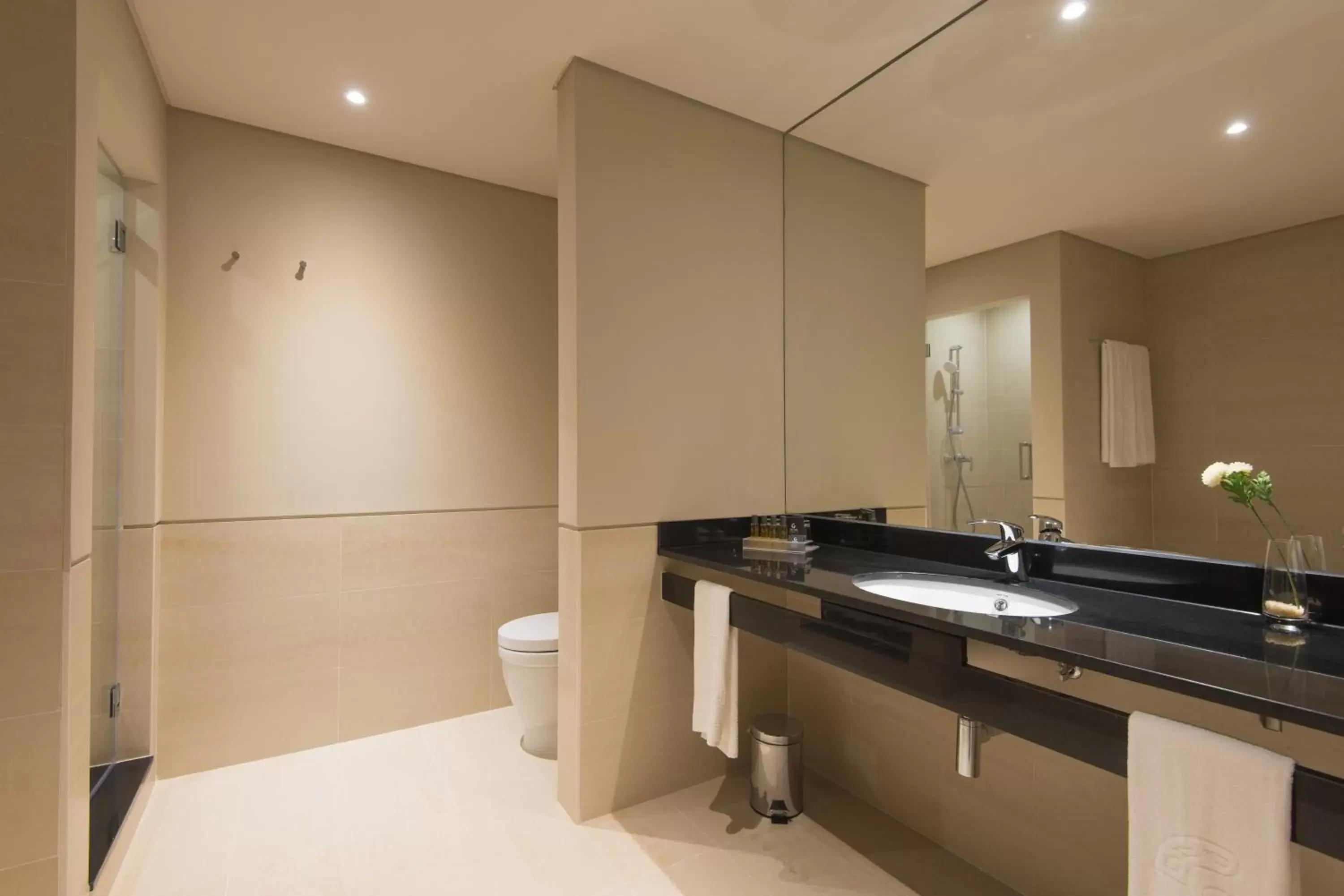 Bathroom as part of a double bed suite at Hotel Vila Gale Collection Sintra