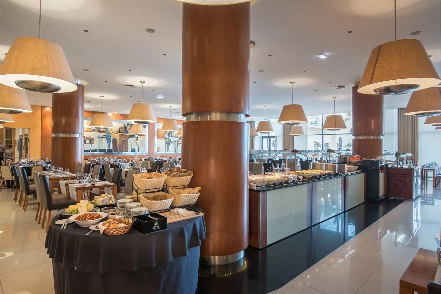 Food bar and dining room at Hotel Vila Gale Santa Cruz Hotel