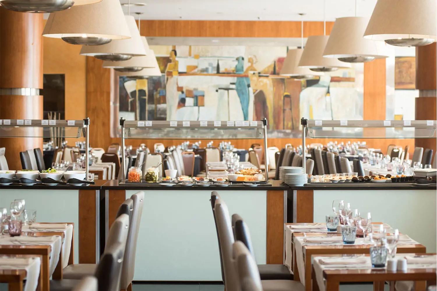 Food bar and dining room at Hotel Vila Gale Santa Cruz Hotel