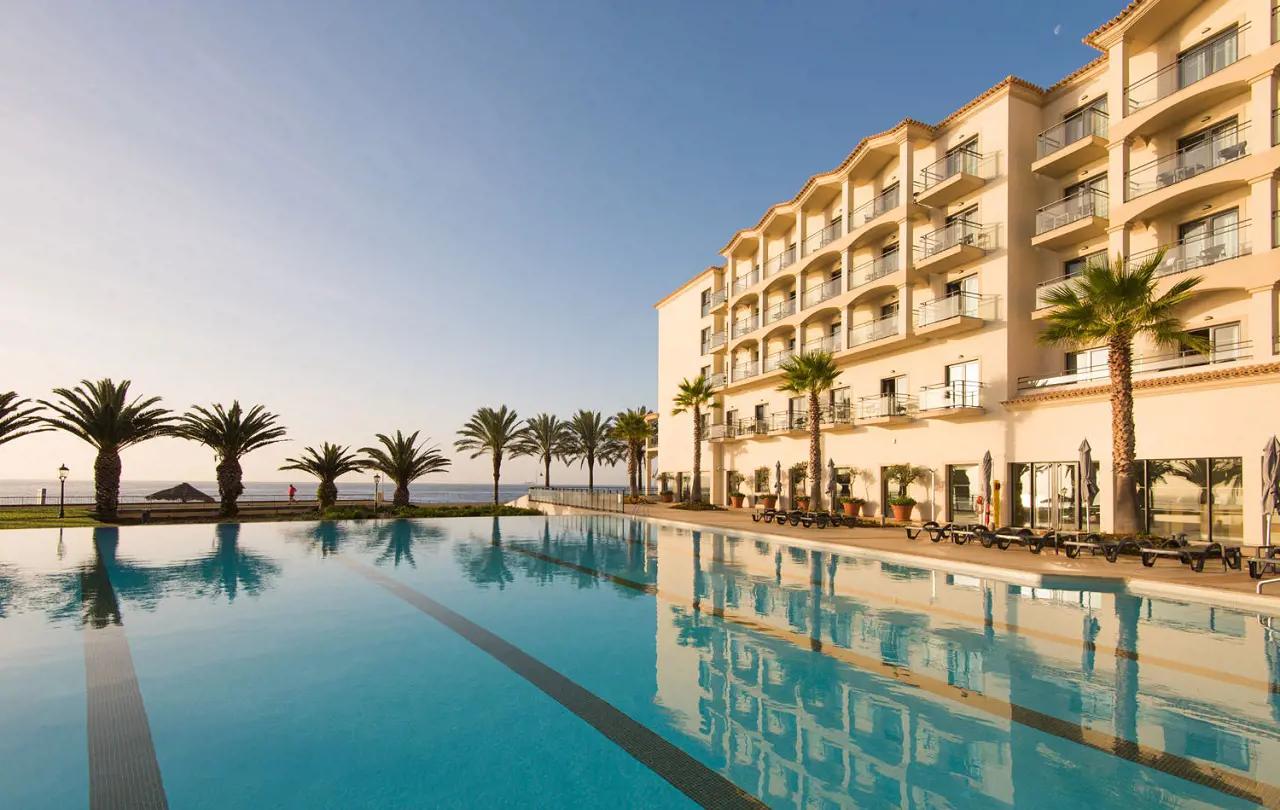 Outdoor swimming pool at Hotel Vila Gale Santa Cruz Hotel