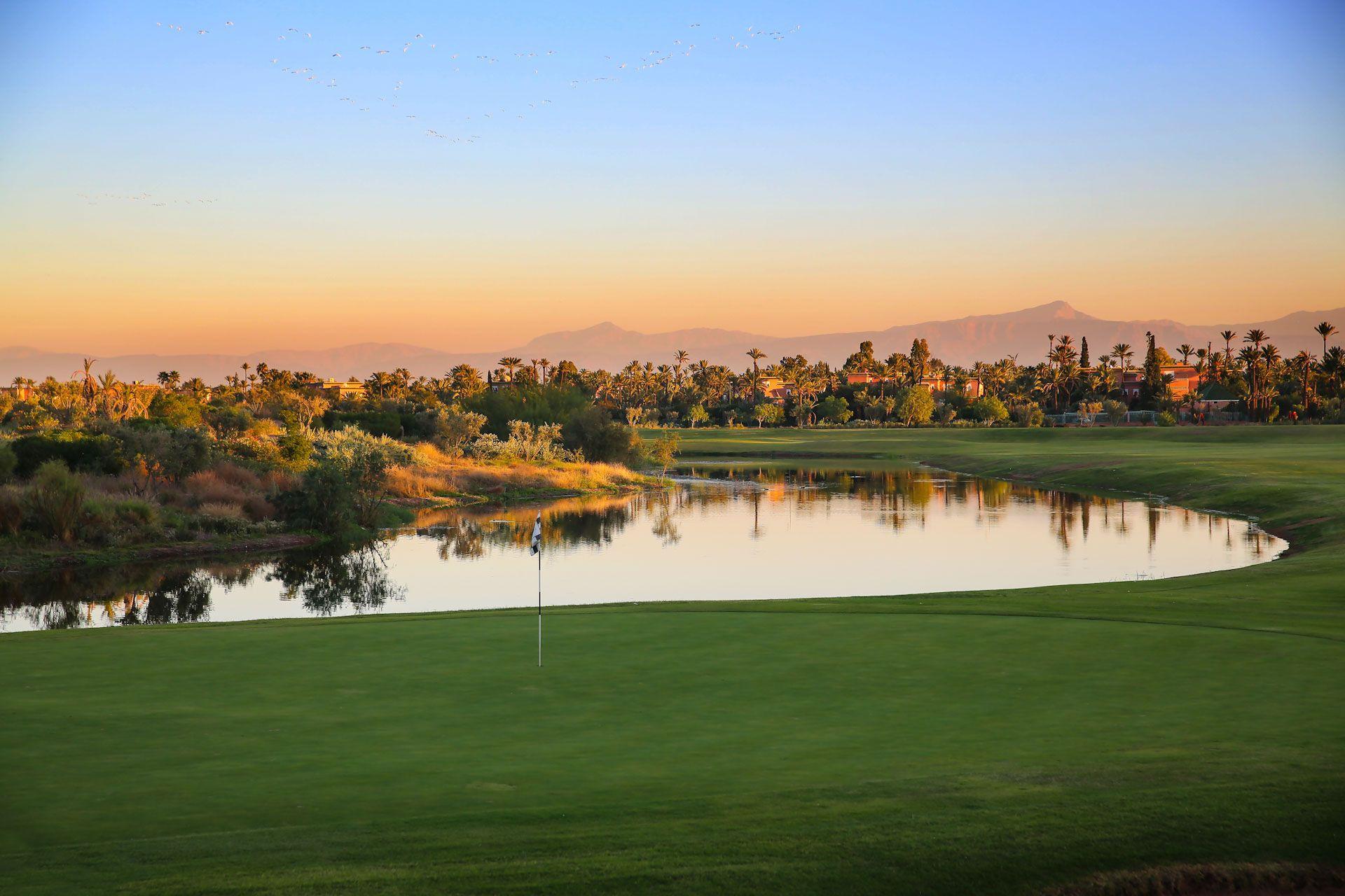 A well maintained fairway next to a water hazard