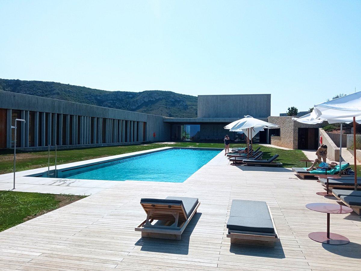Outdoor swimming pool ay La Galiana Golf Resort