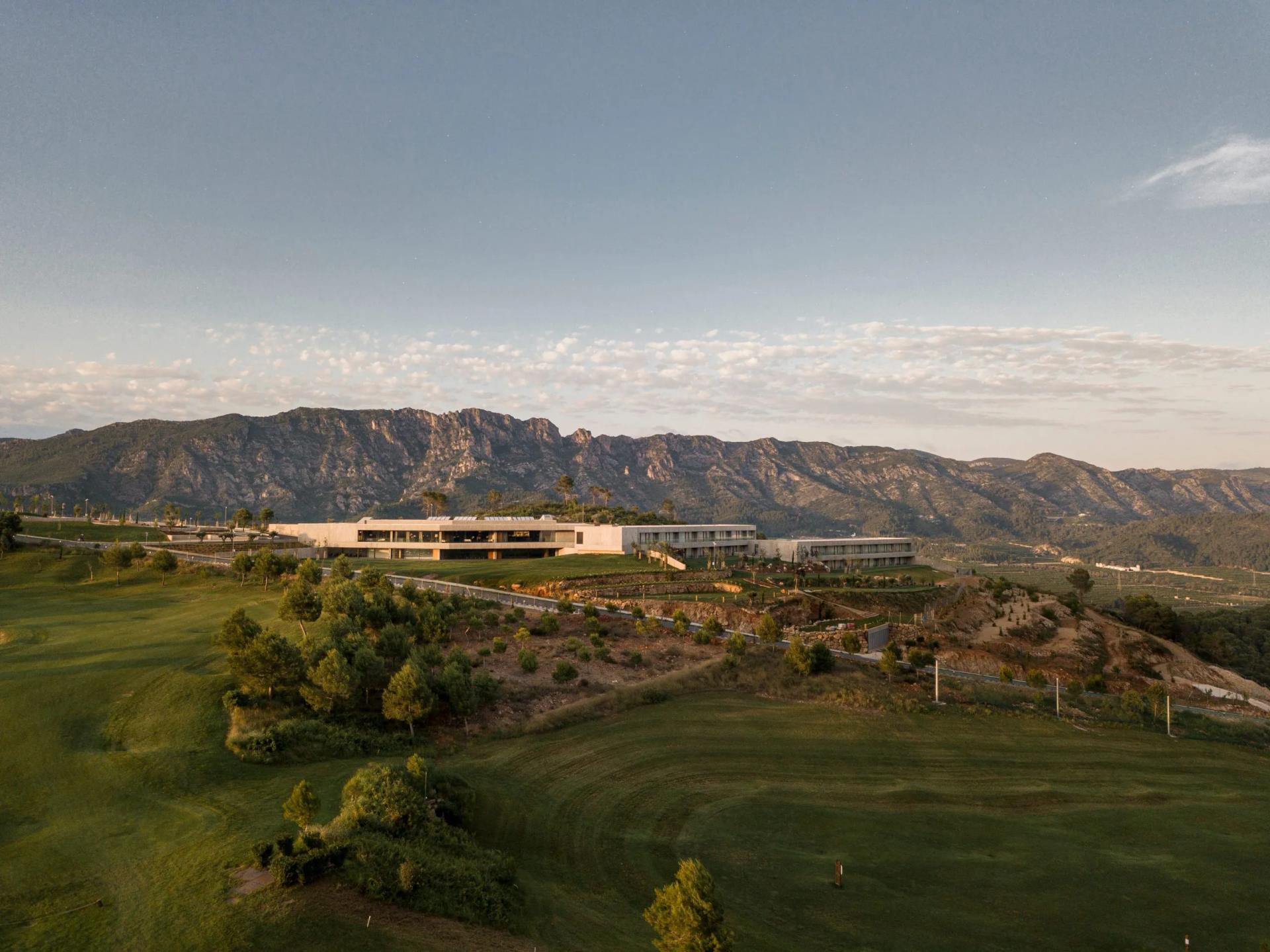 Panoramic view of La Galiana Golf Resort with mountains in the distance