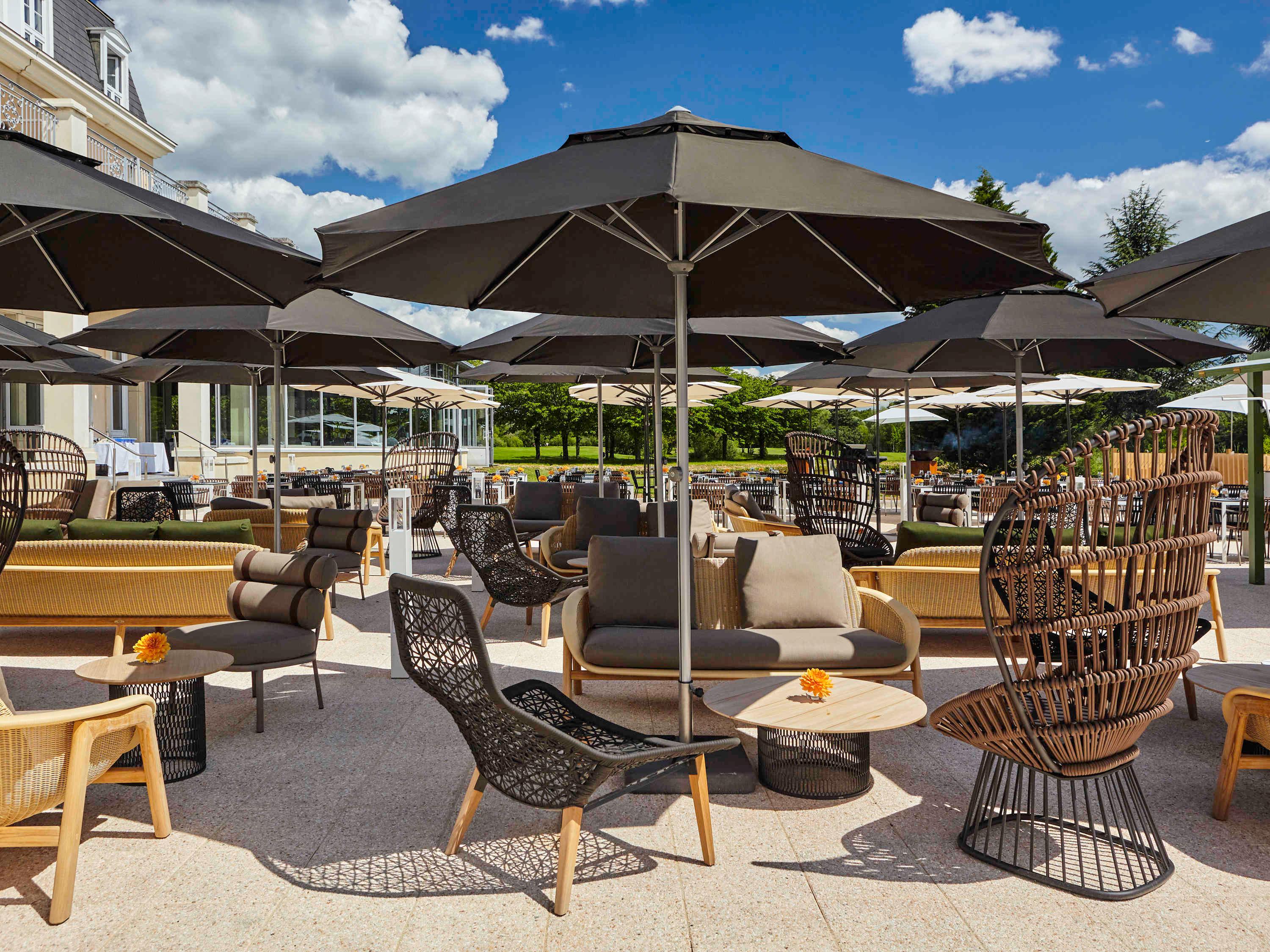 Outdoor dining area at Mercure Chantilly Resort