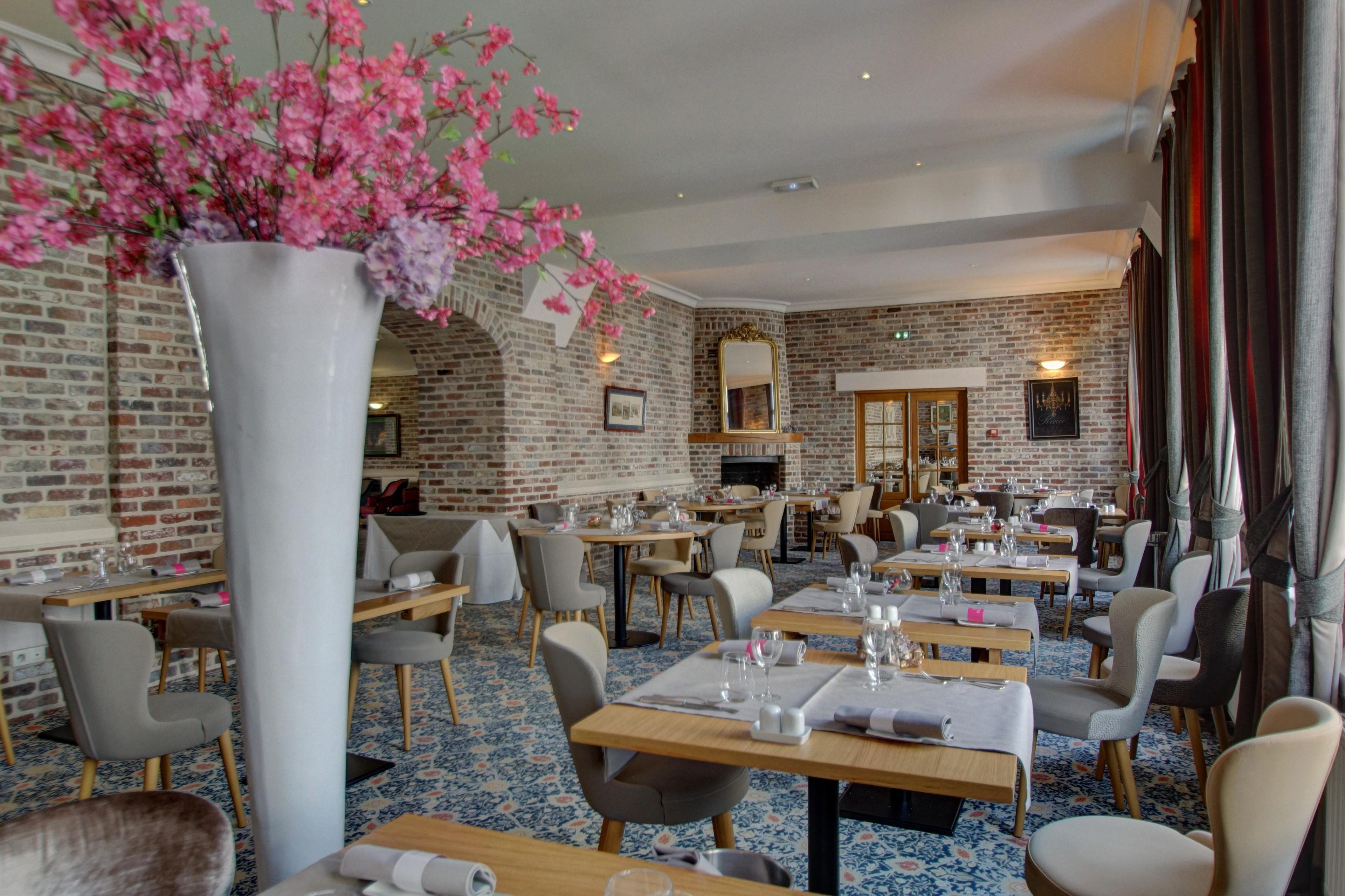 Indoor dinning room at Najeti Hôtel de l’Univers