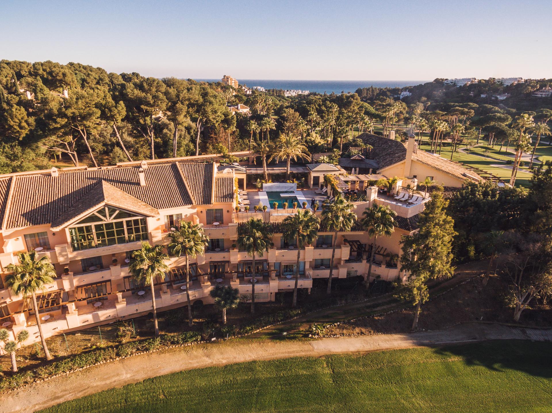 Overhead view of the Rio Real Golf & Hotel building