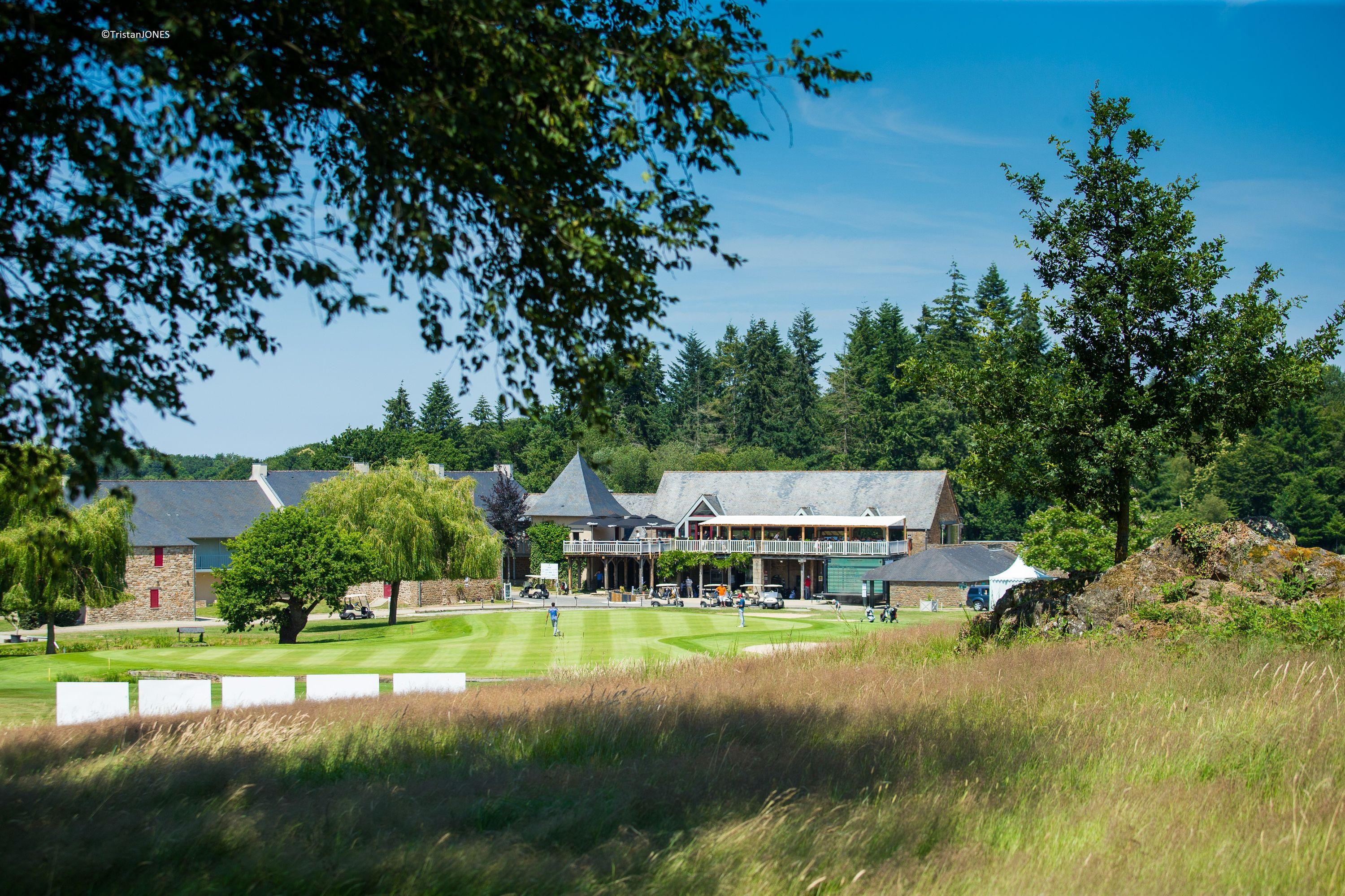 Panoramic view of the Saint-Malo Golf Resort building
