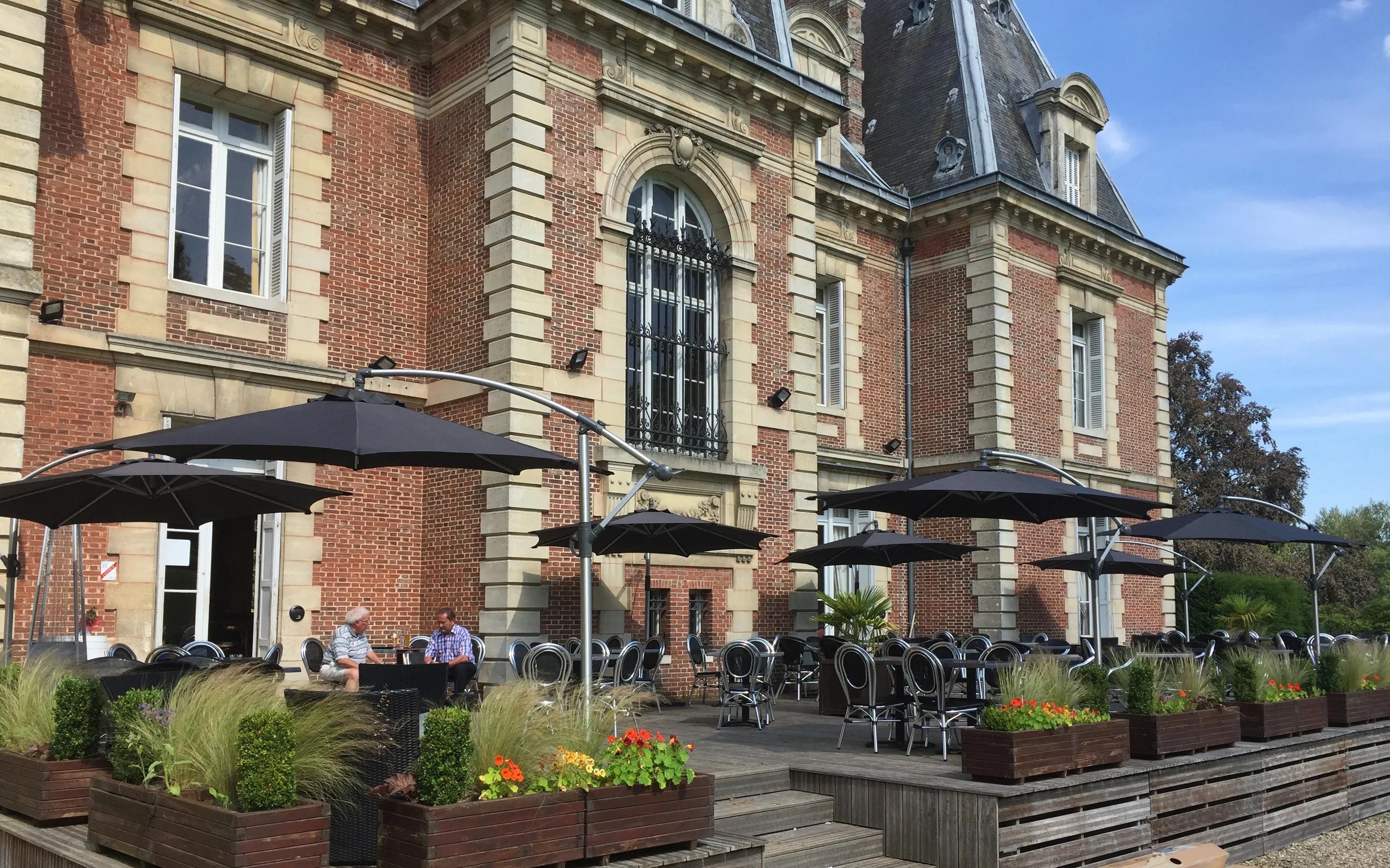 Outdoor dining area Saint-Saens Golf Hotel