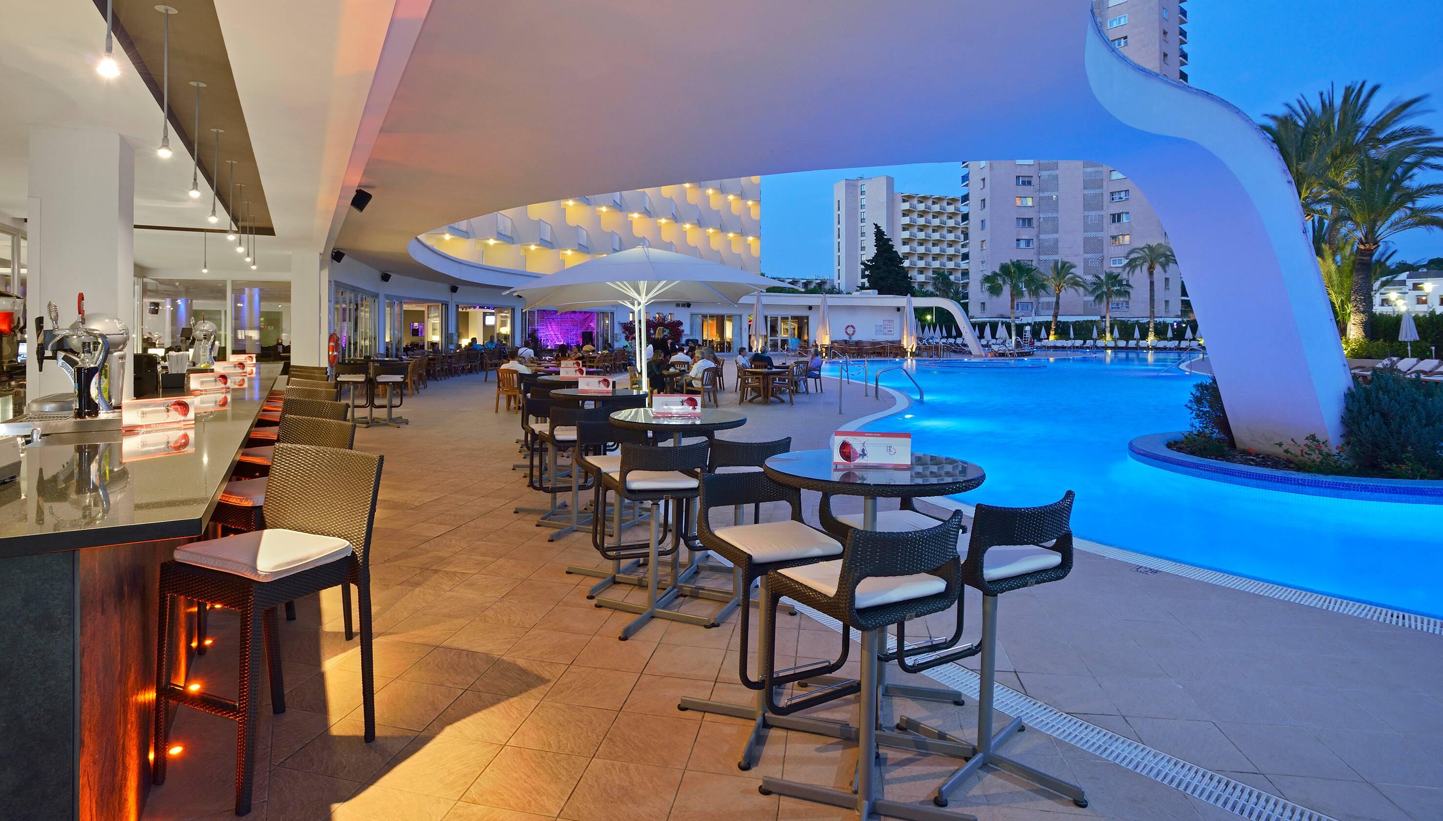 Poolside dining at Sol Guadalupe Hotel