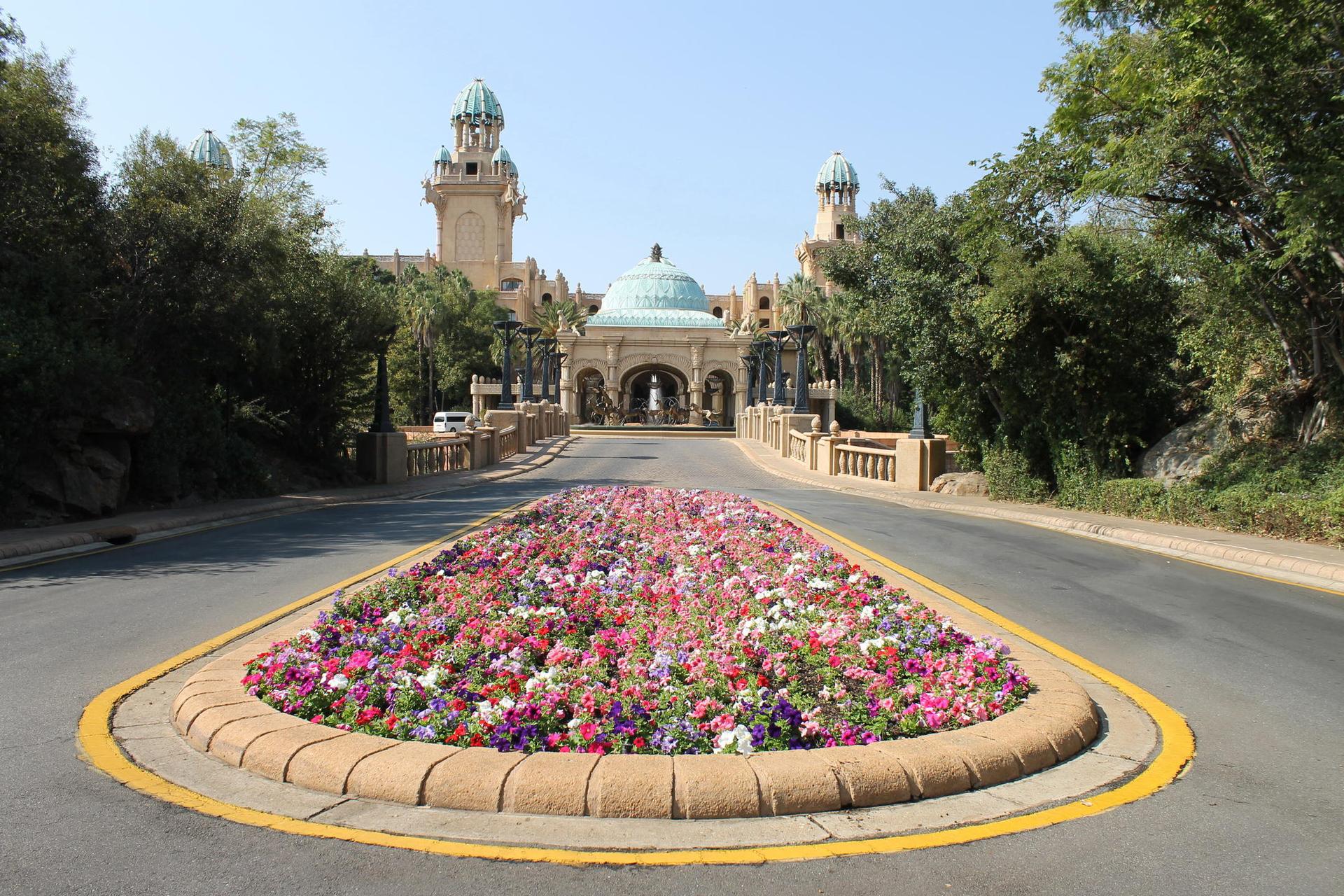 Drive up to the Sun City Resort, The Palace of the Lost City