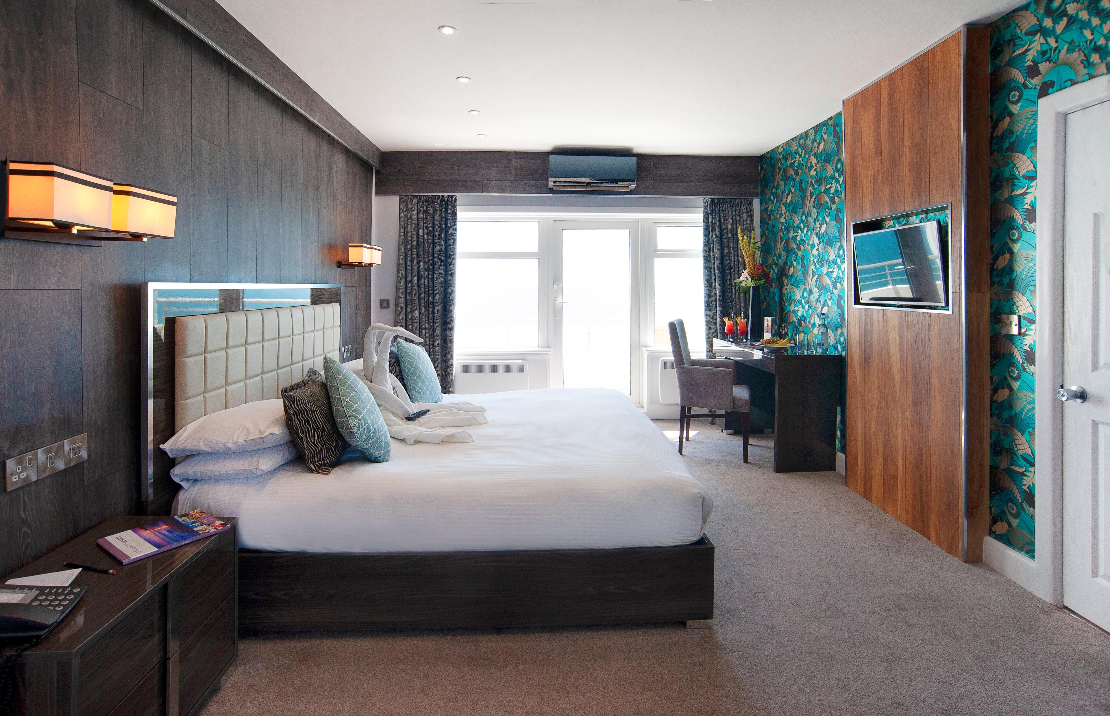 Spacious double bed suite at The Cumberland Hotel