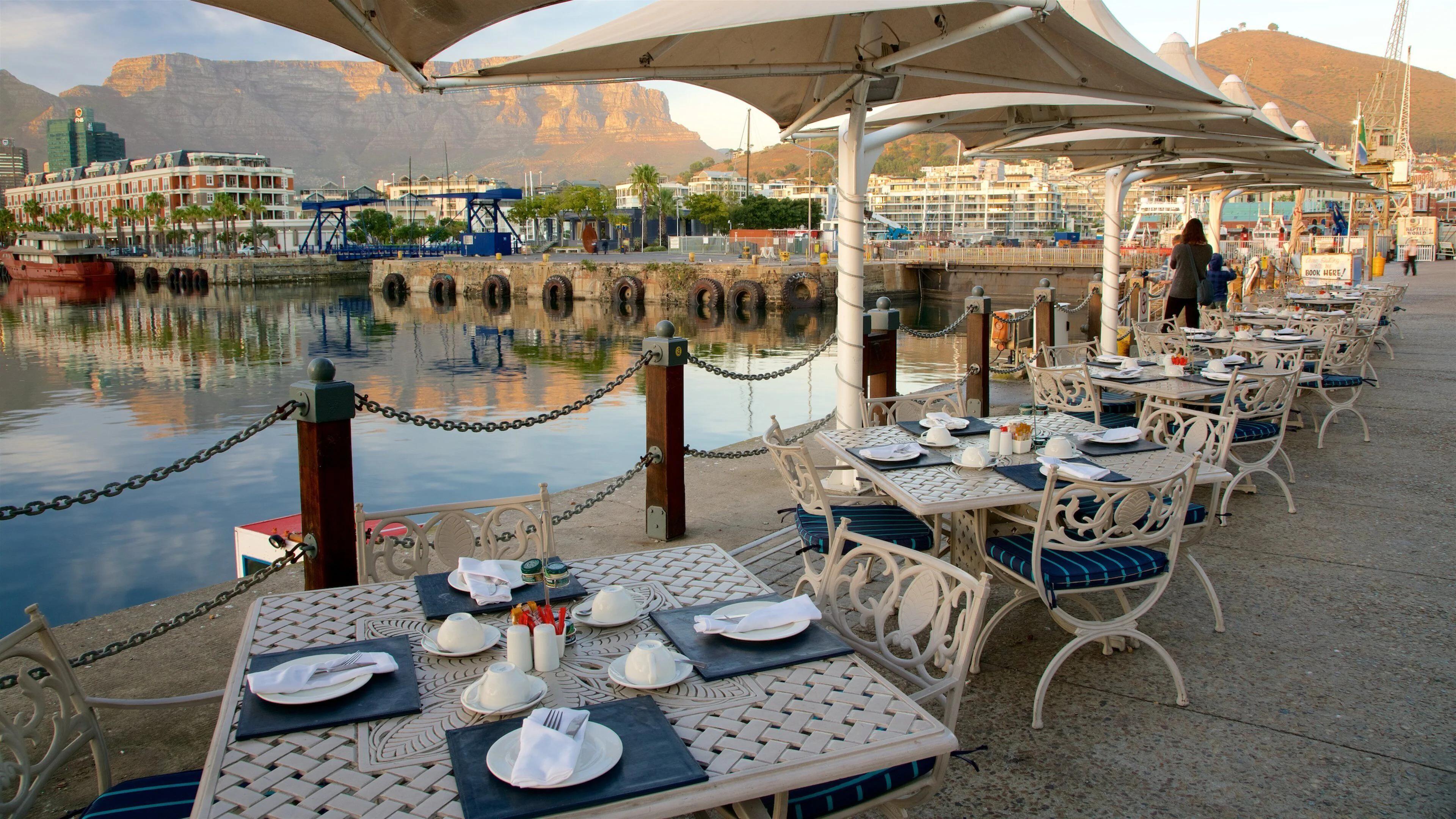 Outdoor dining at Victoria and Alfred Hotel Waterfront