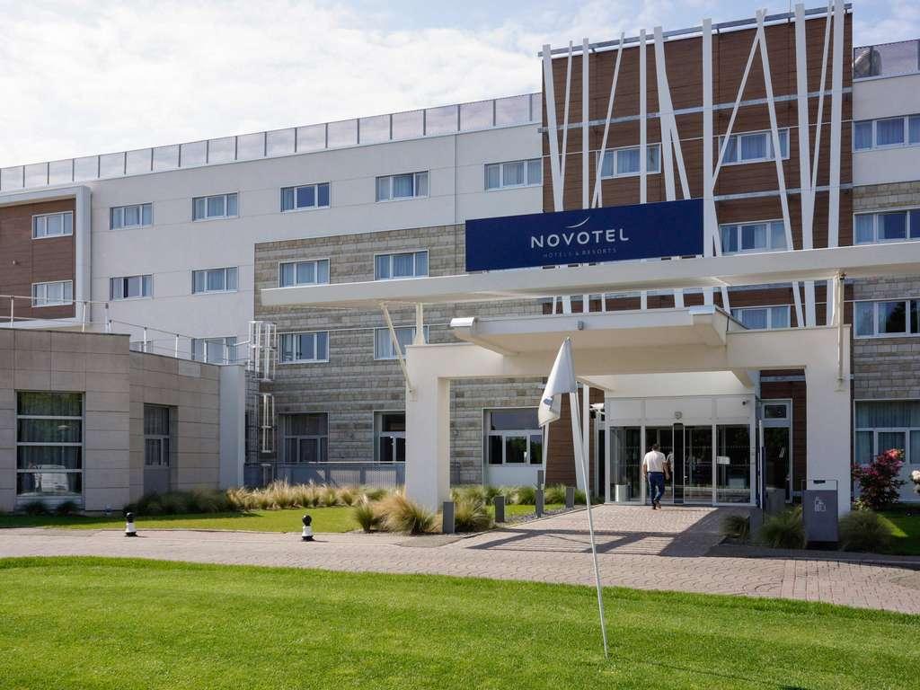 Front entrance to Novotel Saint Quentin en Yvelines