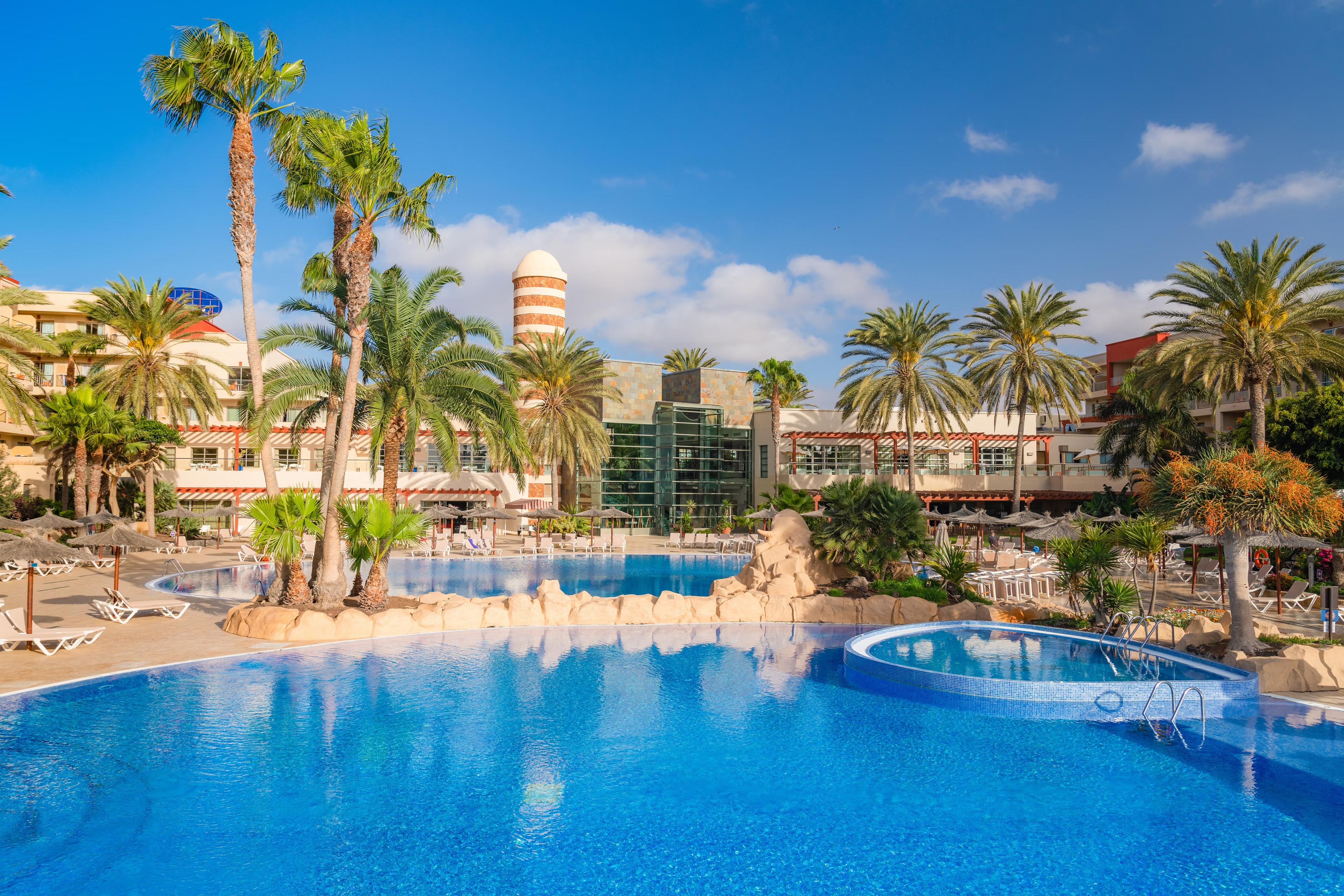 Panoramic view of Elba Carlota Beach & Convention Resort overlooking the outdoor swimming pool