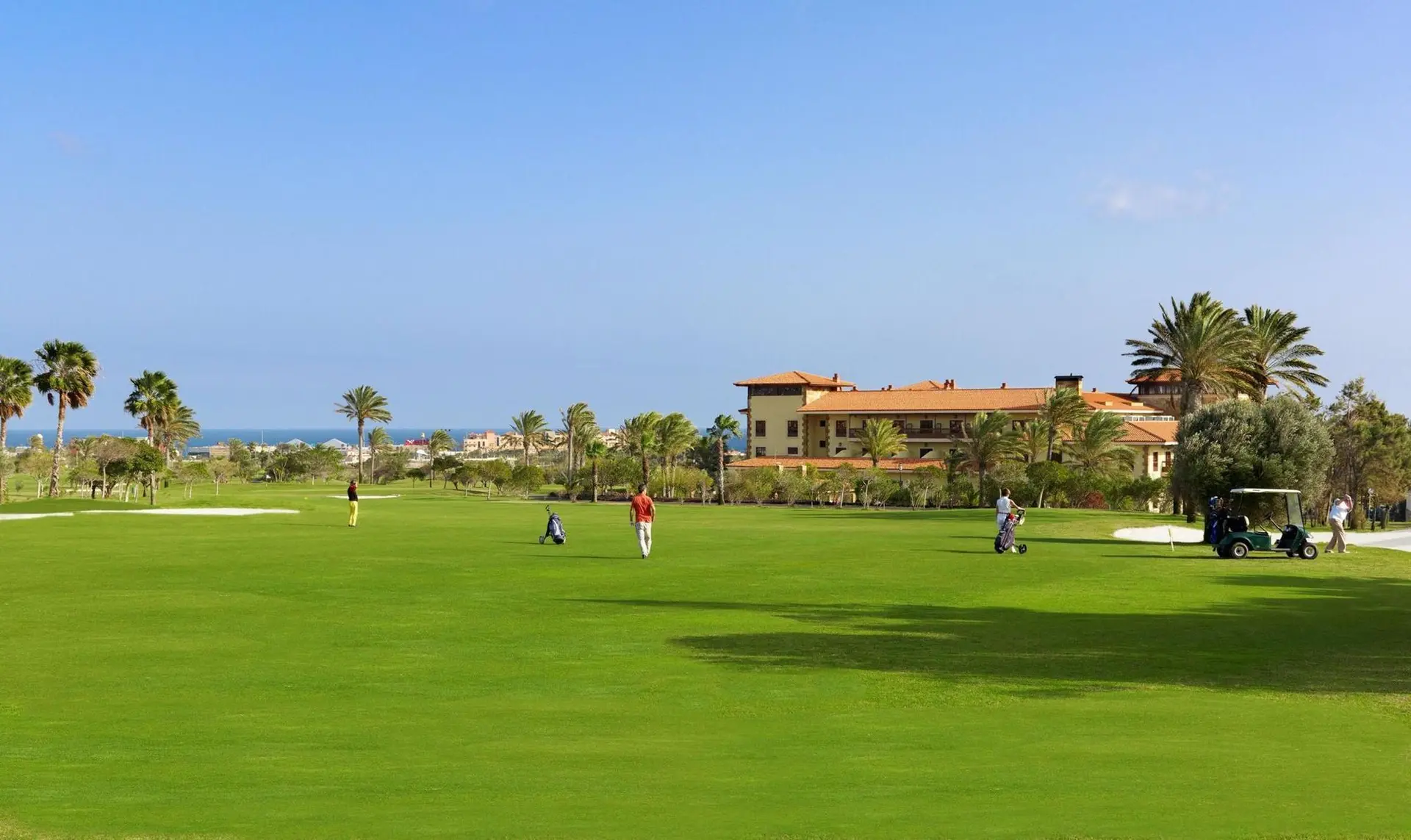 A well maintained fairway under clear blue skies at Elba Palace Golf & Vital Hotel