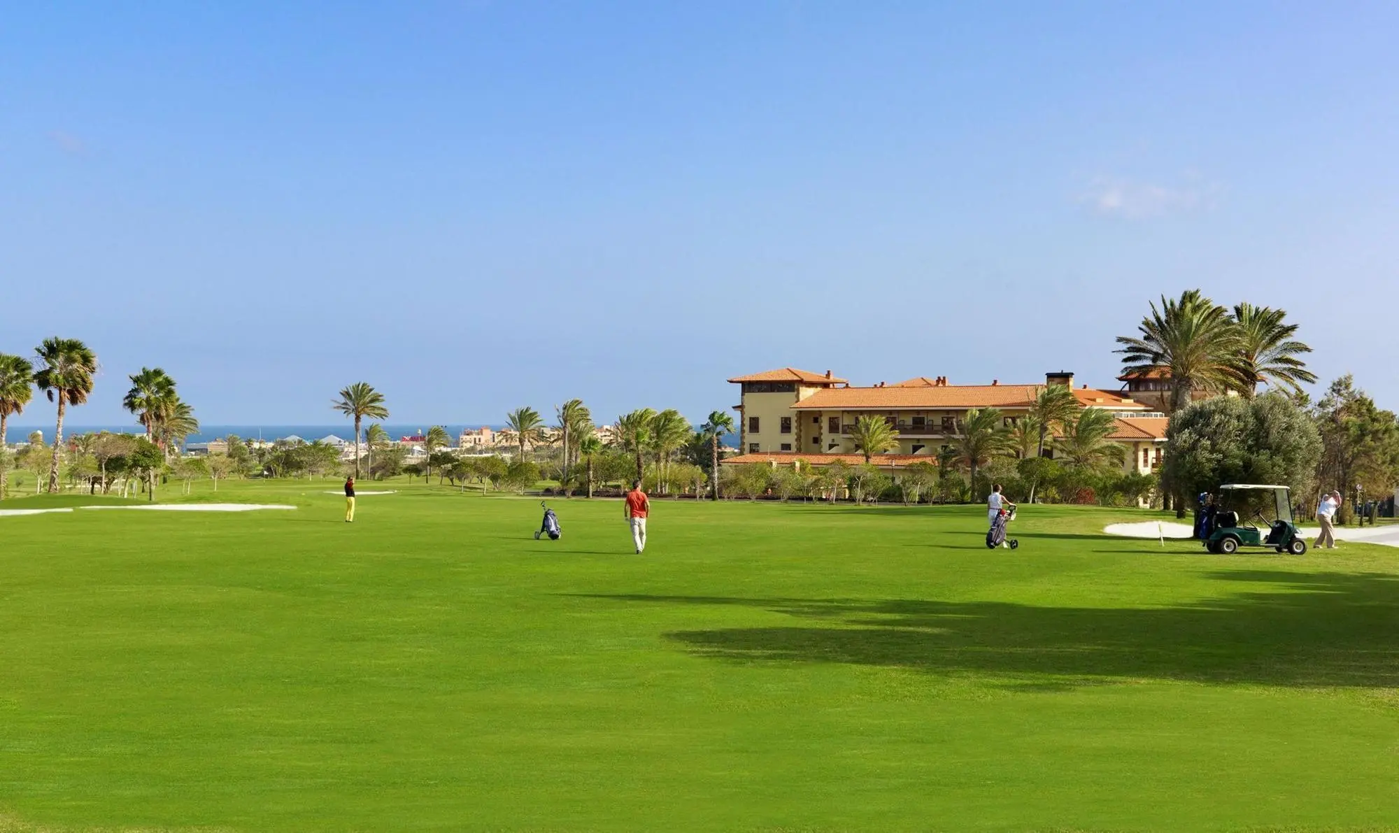 A well maintained fairway under clear blue skies at Elba Palace Golf & Vital Hotel