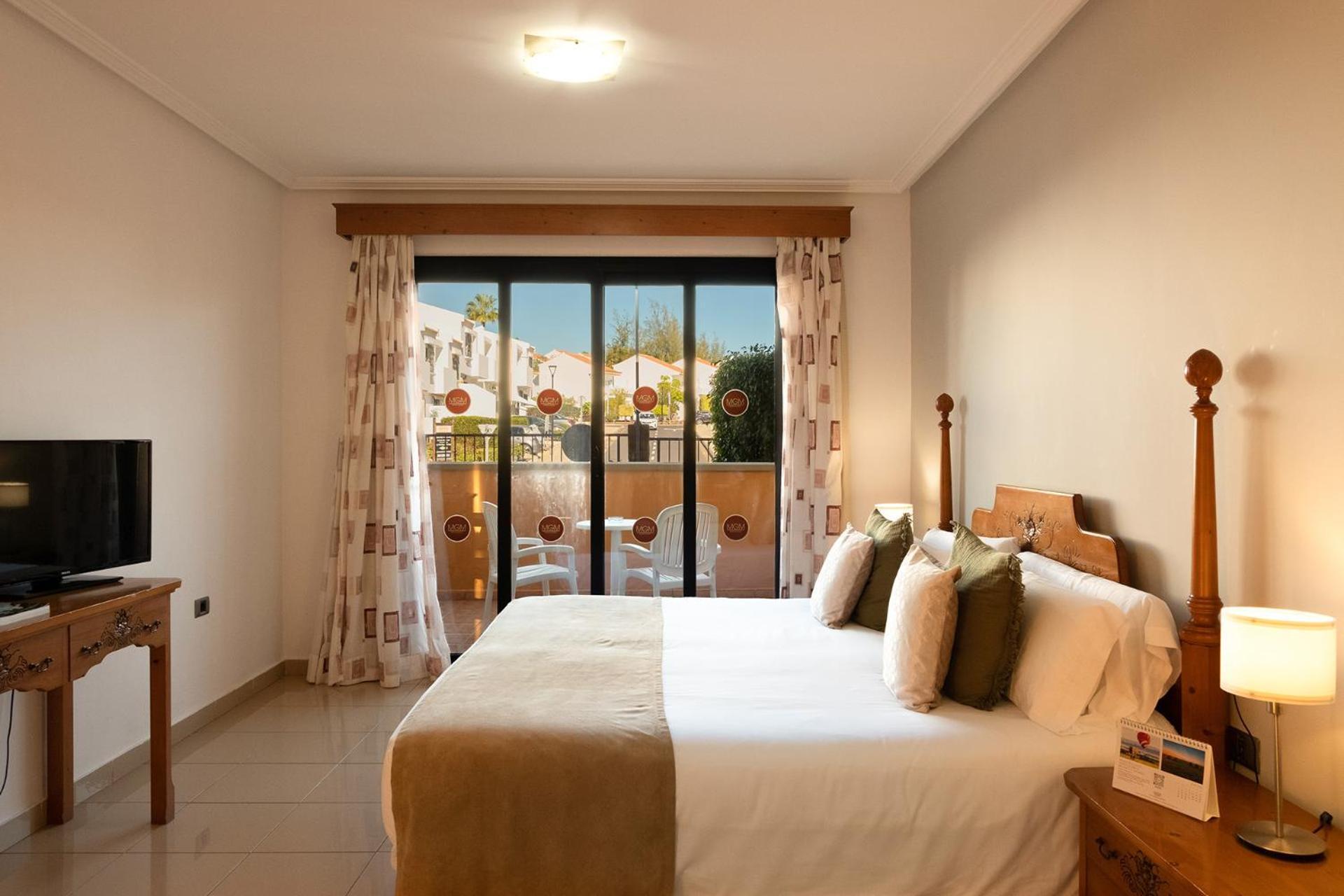 Double bed suite at Grand Muthu Golf Plaza Hotel