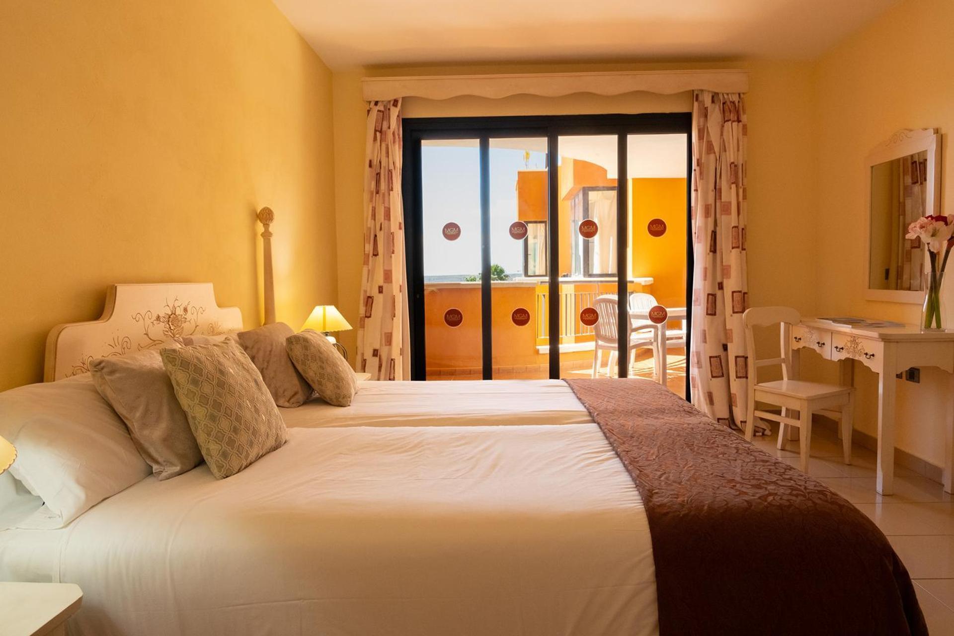 Double bed suite at Grand Muthu Golf Plaza Hotel