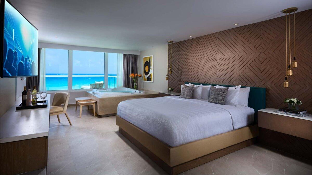 Double bed suite with a jacuzzi and ocean views