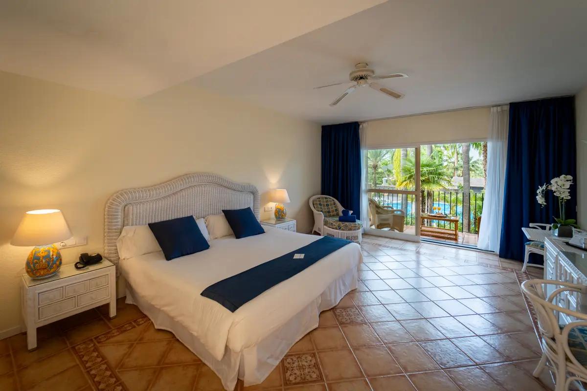 Spacious double bed suite at Hotel BlueBay Banús