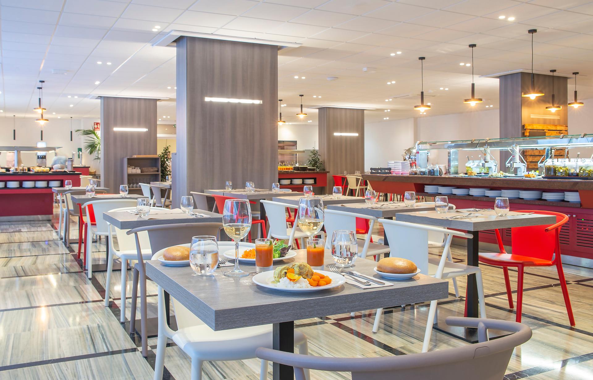 Indoor dining room at Hotel Salou Beach by Pierre & Vacances