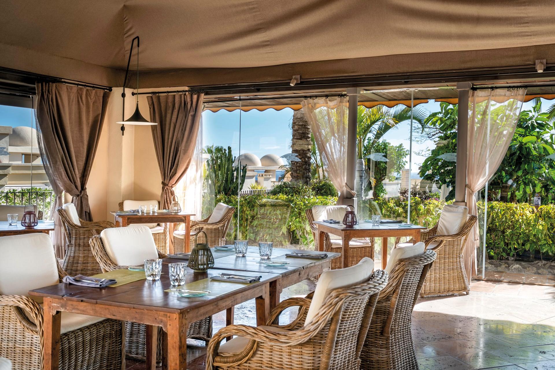 Outdoor dining area at Hotel Vincci Seleccion La Plantacion del Sur